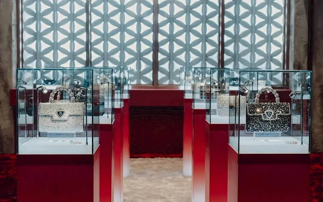 金莎拉靠高档的宣传招数为廉价品镀金。（Netflix图片）