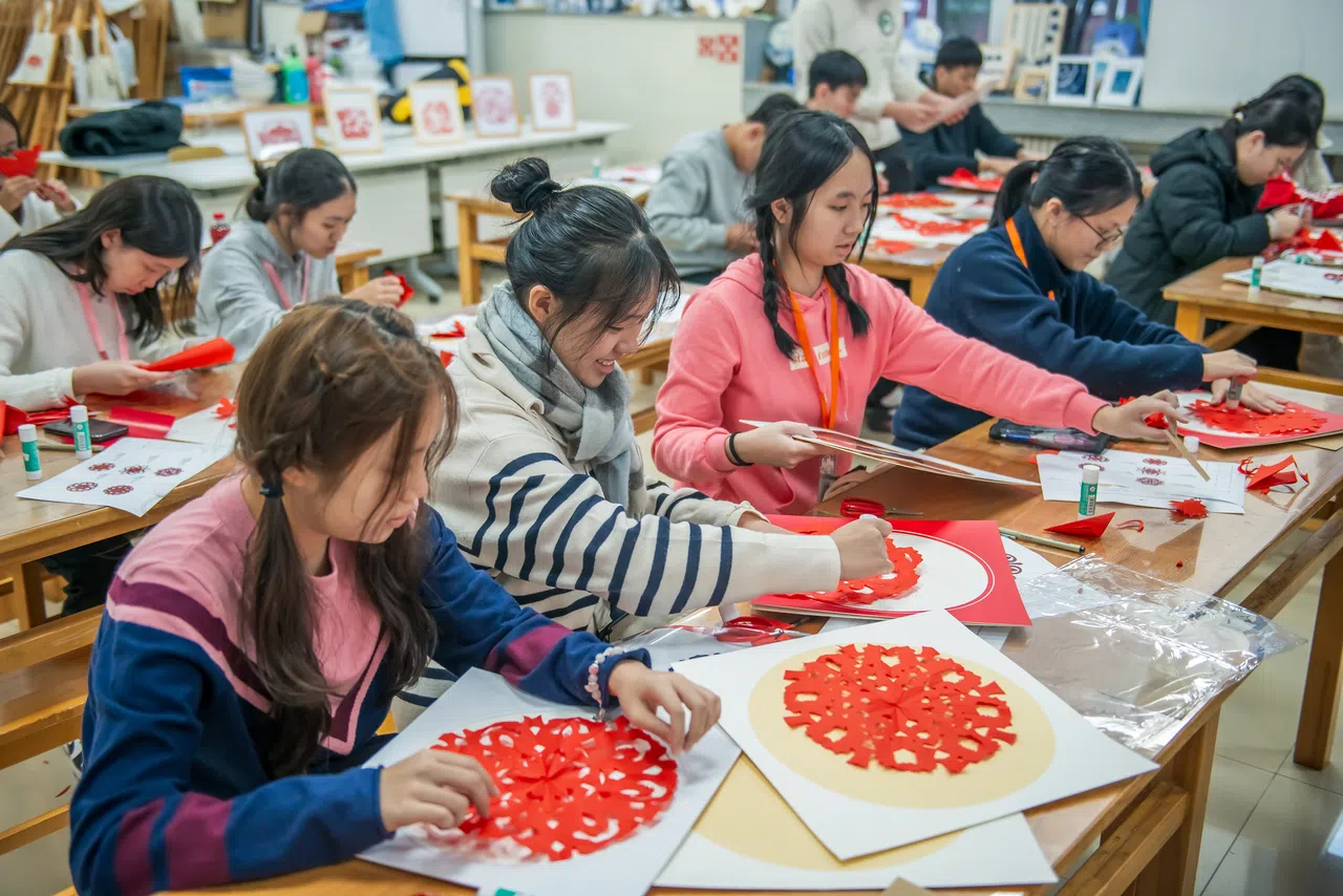 语特学生体验“中国心”课程之一——剪纸，大家乐在其中。（人大附中石景山学校提供）