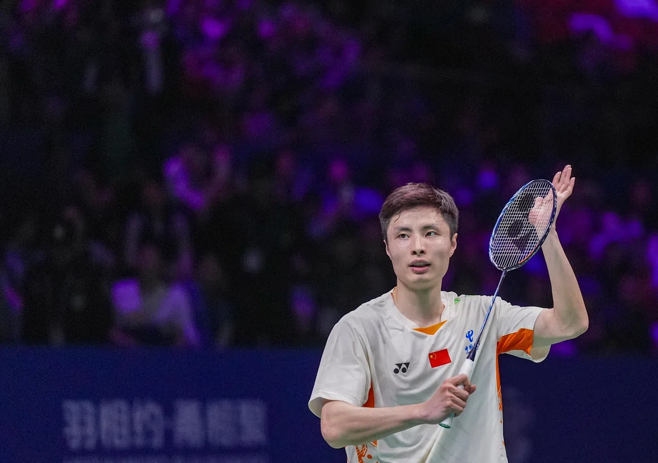 石宇奇在比赛结束后向观众致意。（新华社）