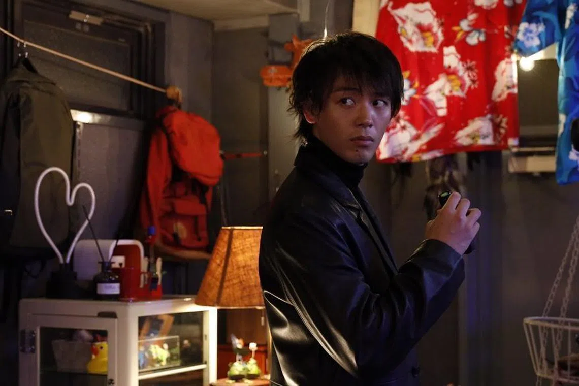 竹内凉真分饰刑警与事故中丧生的工人。（互联网）