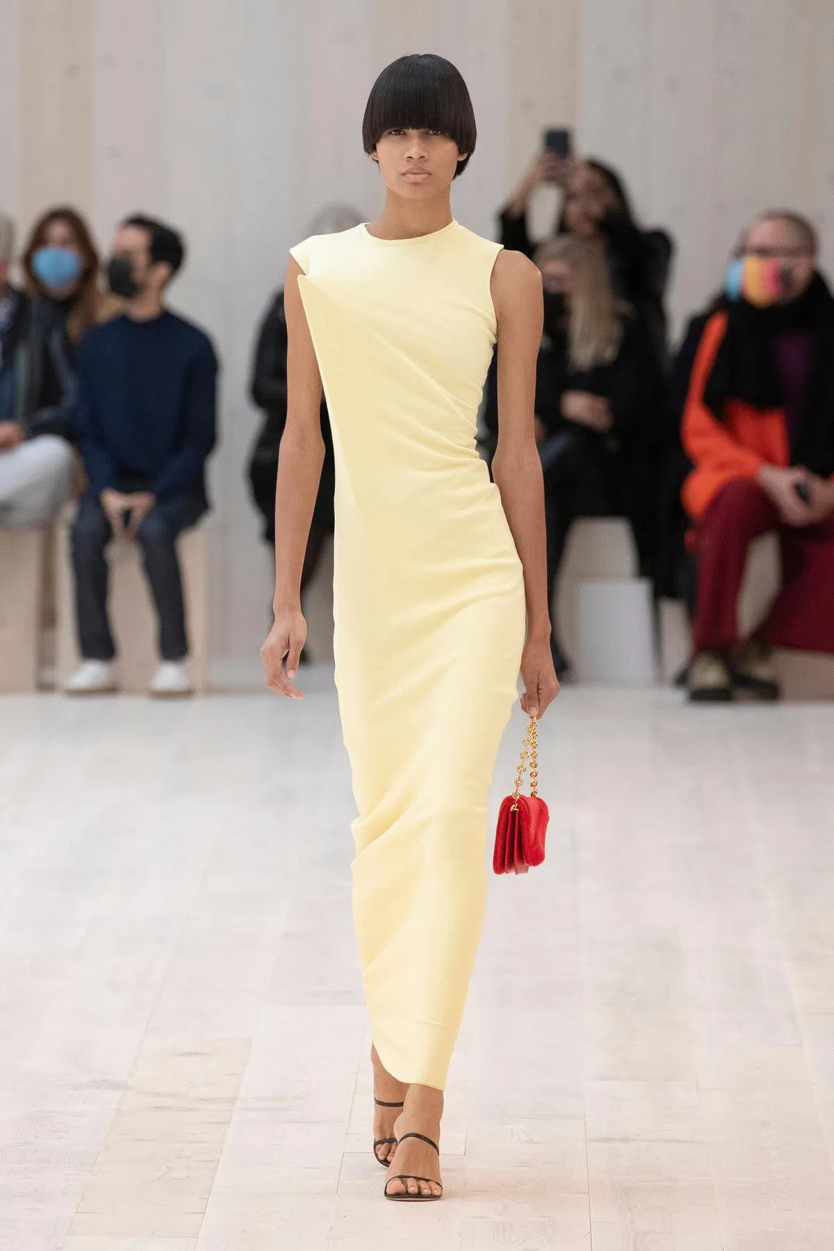 优雅简约的长裙是最不会出错的女士剧场穿着。（Loewe提供）