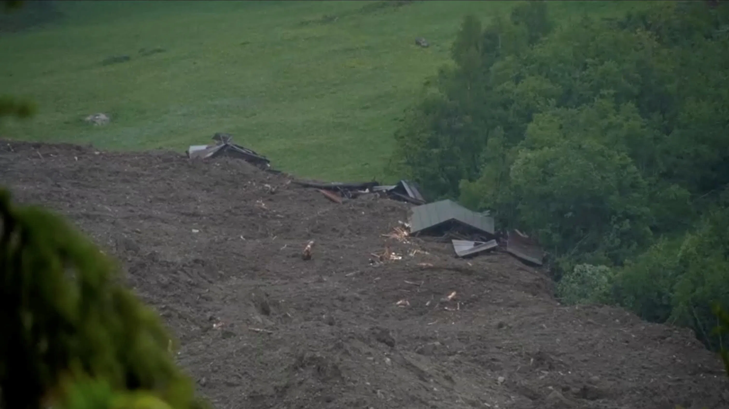 一大片泥泞和土壤完全覆盖了布拉滕村。（路透社）