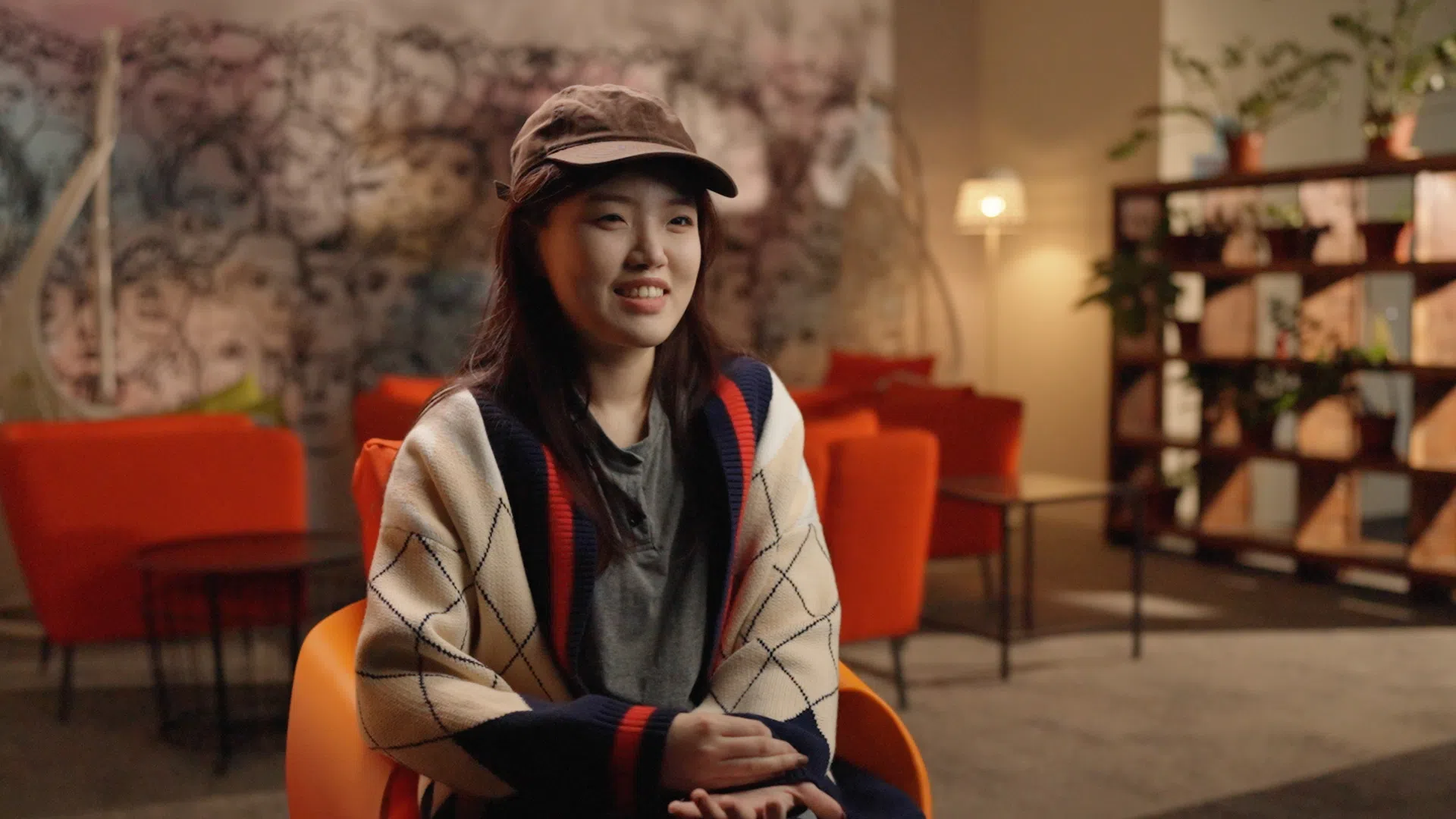 莉萦特地穿上“恋与深空”祁煜同款外套接受视频采访，这让她感觉与祁煜关系更密切。（视频截图）