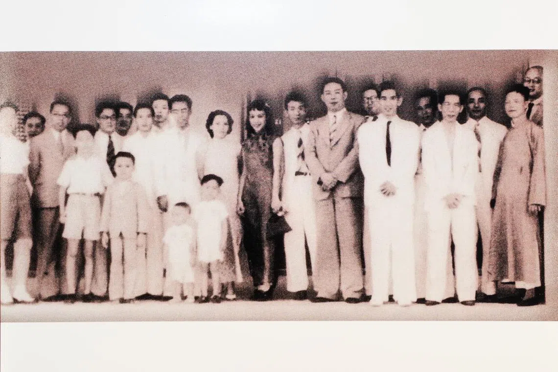 胡浪漫与郁达夫合影。图中左边女士是胡浪漫的妻子，女士身旁一身白的就是胡浪漫，女士前面是童年胡鸿展。女士另一边站着的是郁达夫夫妇。（胡鸿展提供）