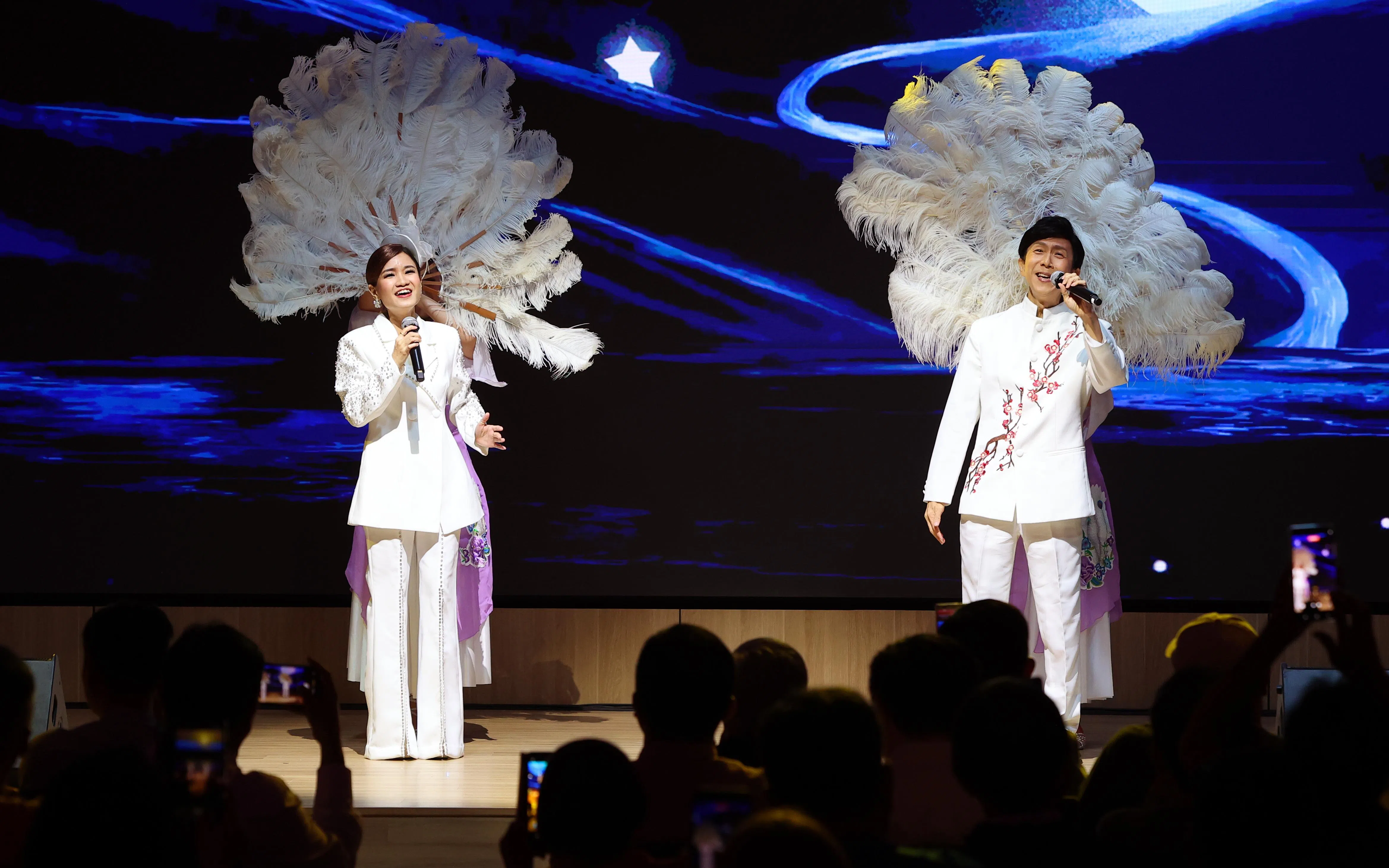 李佩芬（左）和王德明分别扮演台湾唱将凤飞飞和费玉清。（萧紫薇摄）