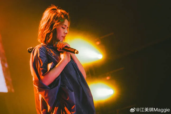 江美琪演出时容易和台下观众产生共情。（取自江美琪微博）