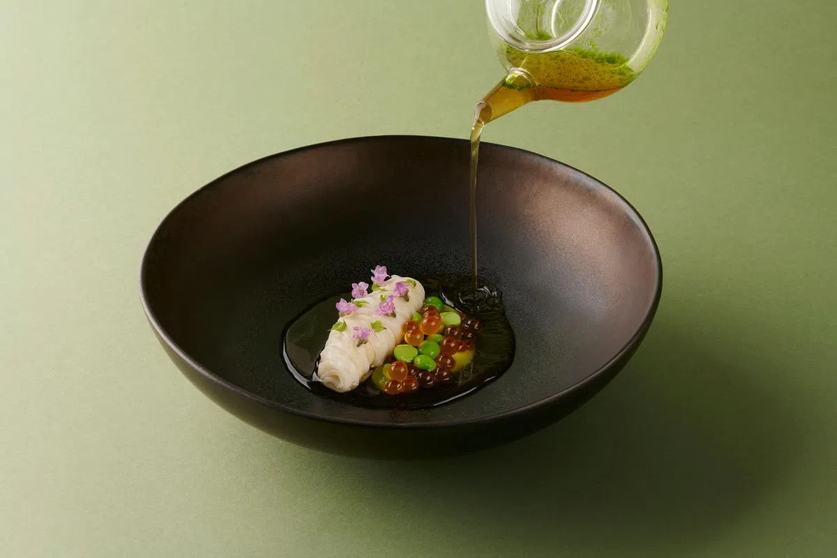 Braci主厨庞迪将鱿鱼切成宽面条状。（餐馆提供照片）