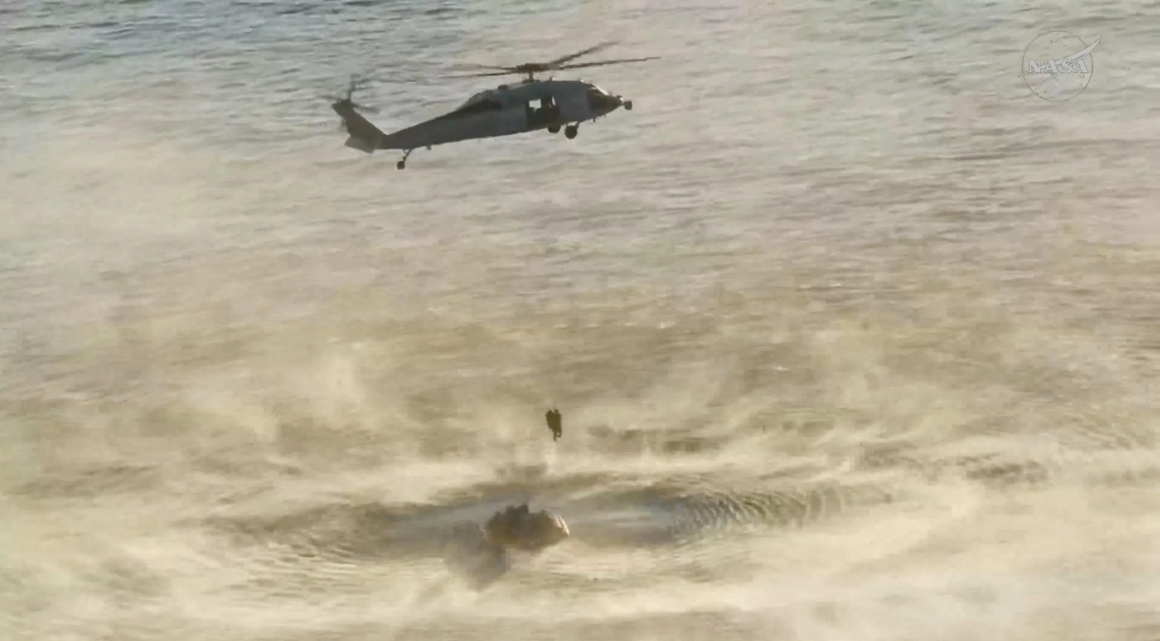 宇航员登上直升机。（路透社）