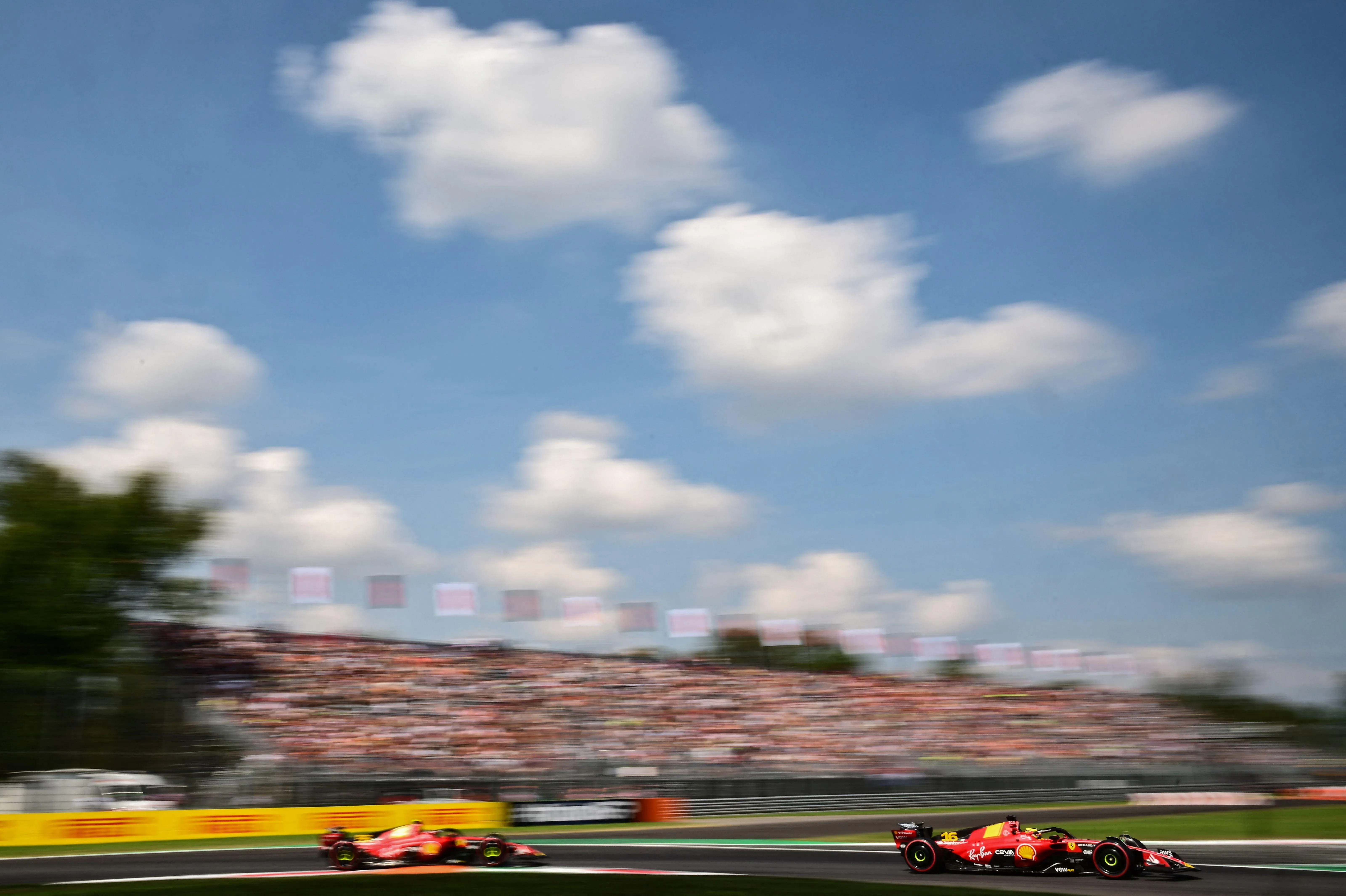 法拉利两名车手在比赛最后关头出现缠斗。（法新社）