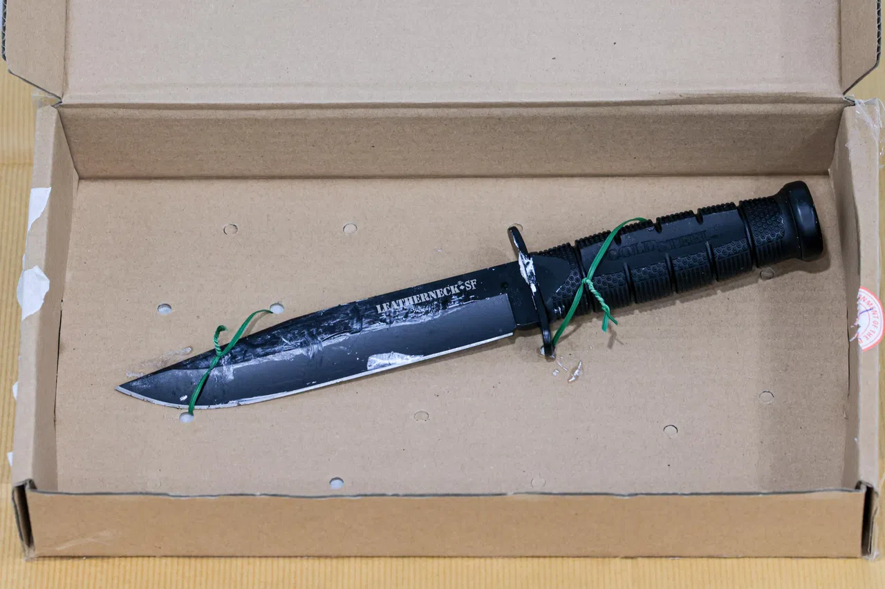 警方在记者会上展示缴获的一把匕首。（张俊杰摄）