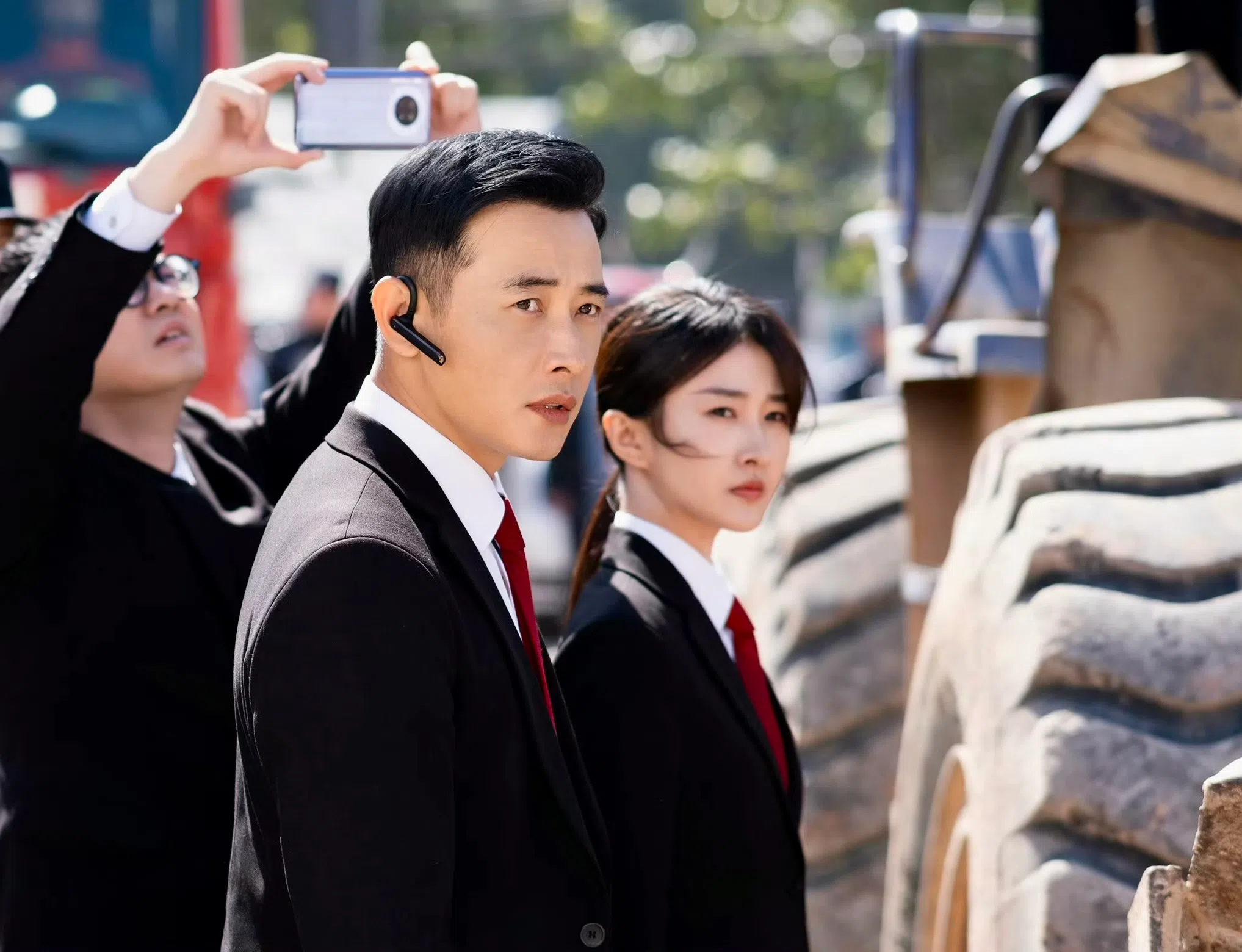 剧中罗晋（中）被安排到结案率低、投诉率高的执行二庭轮岗支援。（取自剧集微博）