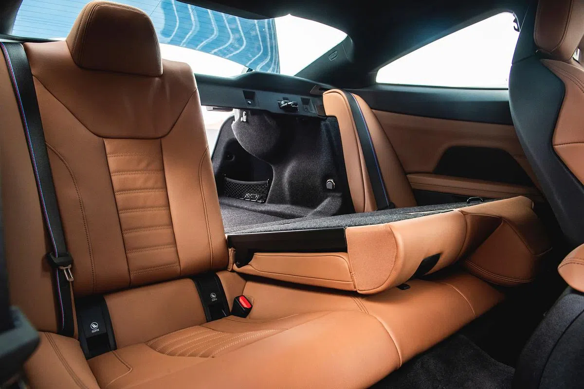 后座座椅可以个别平放，与行李厢打通，放置长形物件。