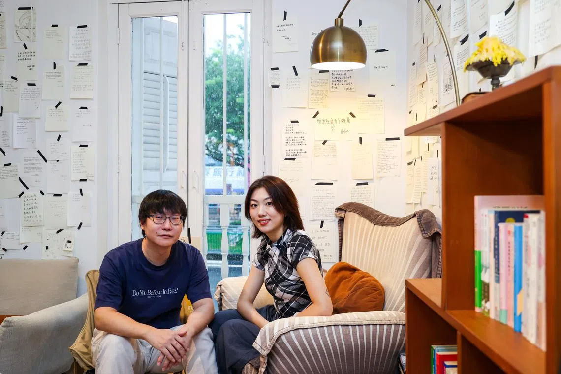 吴迪（左）与周梦娇为书店读者打造舒适阅读与活动空间。（林明顺摄）