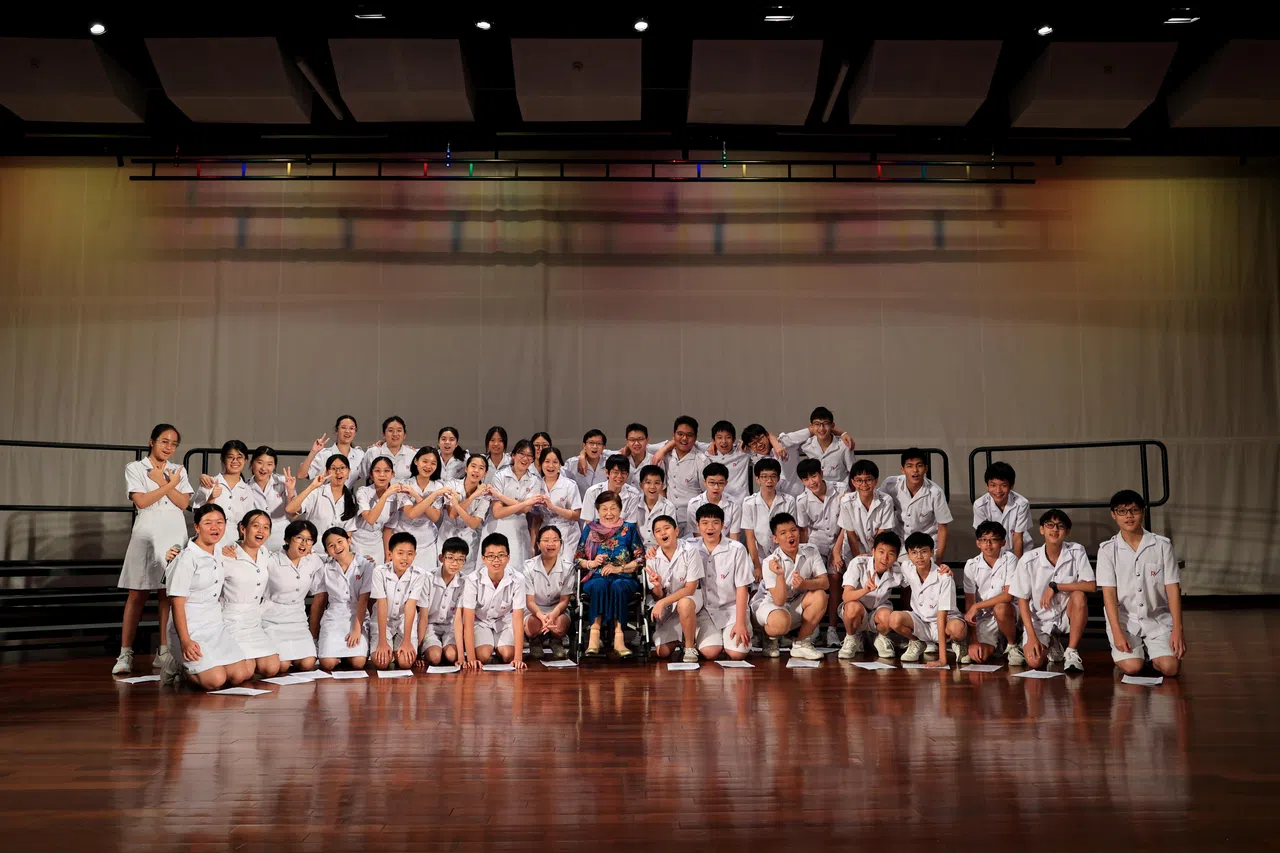 陈毓申到立化中学指导合唱团，并与学生们合影留念。（龙国雄摄）
