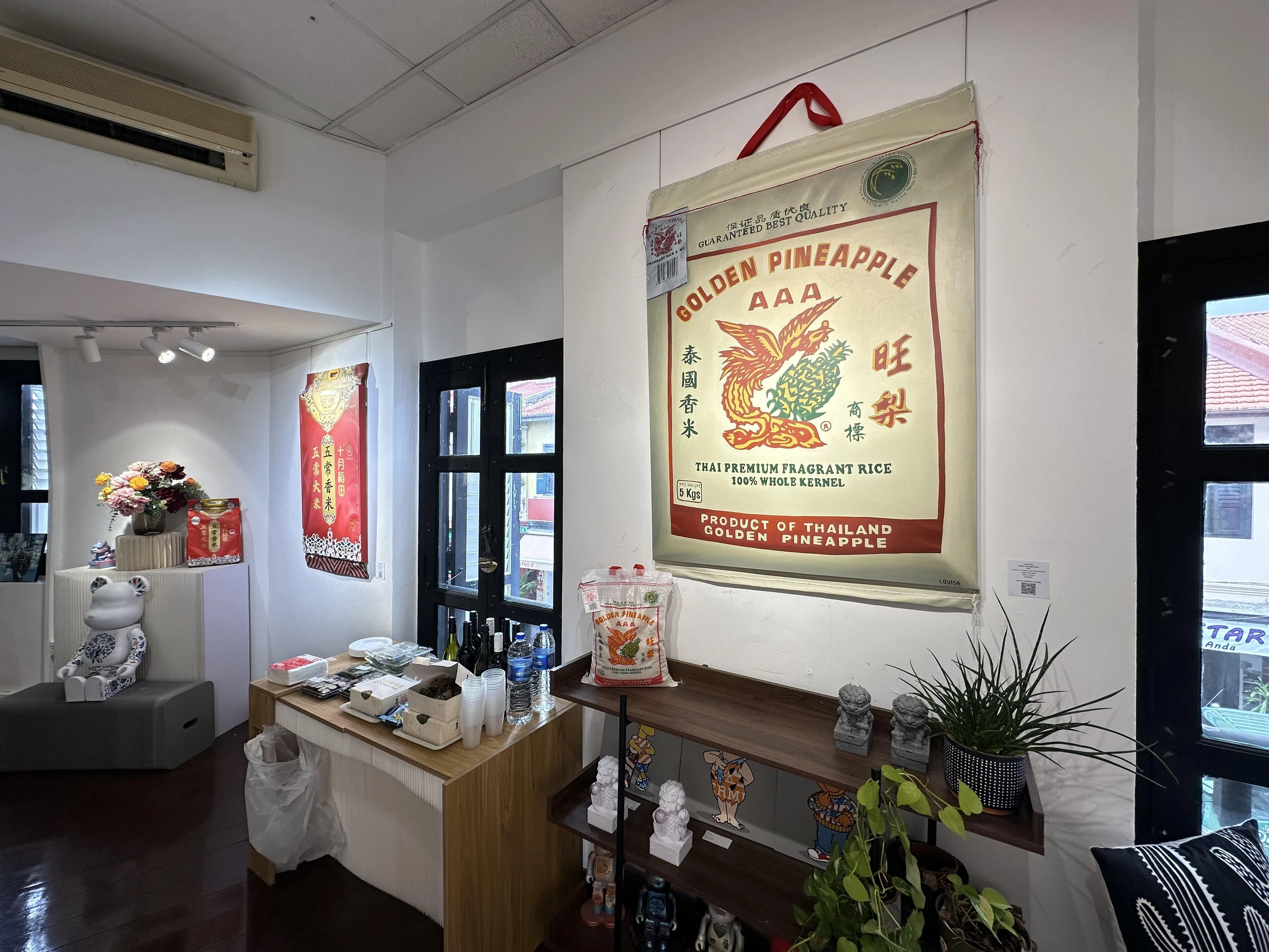 瑜慧个人展《米的美好》（Rice Is Nice）目前在新加坡Wasuka Art举行，展期至2026年2月15日。在瑜慧画笔的勾勒下，一袋袋熟悉的米袋子被逼真放大呈现在画布上，连塑料折痕、提手和贴纸都清晰可见。（林煇智摄）