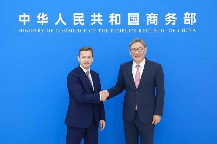 中国商务部长王文涛（右）4月23日在北京会见空客公司首席执行官傅里（Guillaume Faury）。（中国商务部官网）