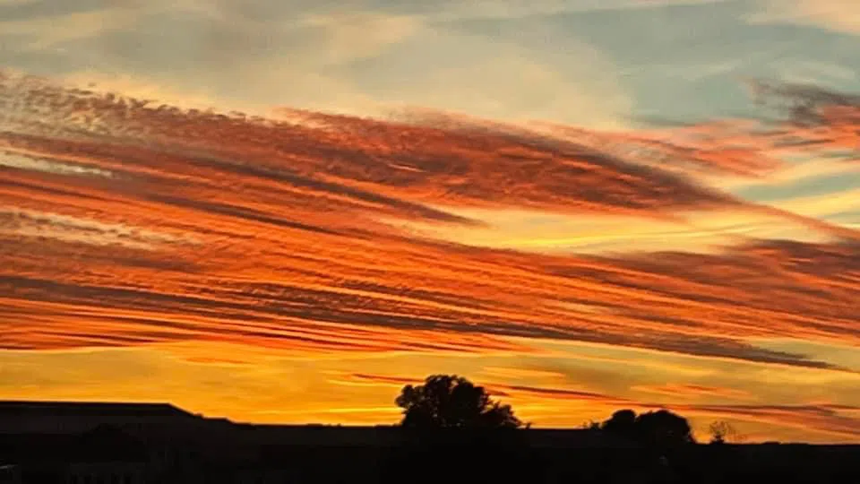 枫丹泉水镇夕阳西下的黄昏美景，红霞漫天飞舞。（王华儿摄）