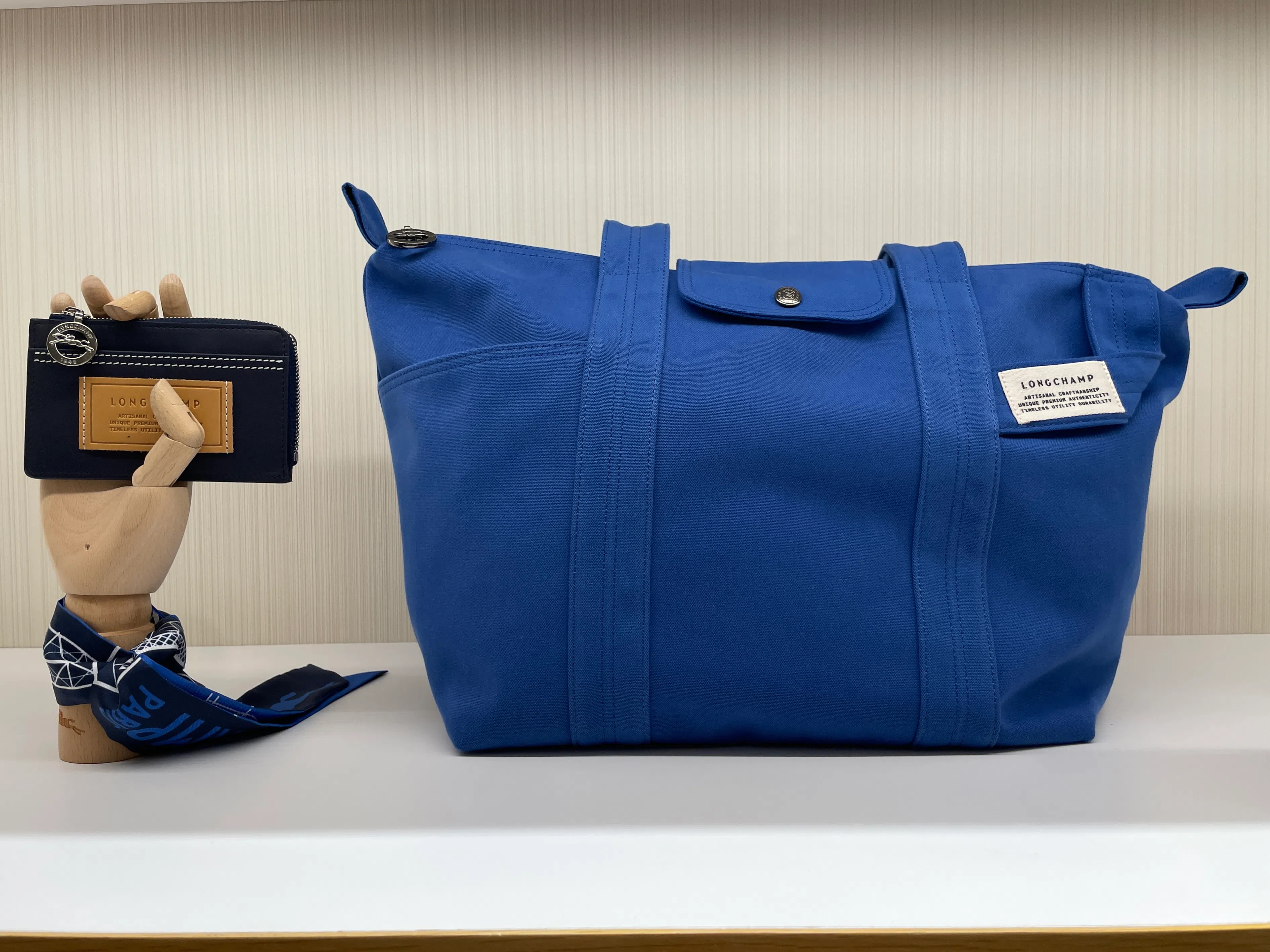 全帆布版阴丹士林蓝Le Pliage包。（林方伟摄）
