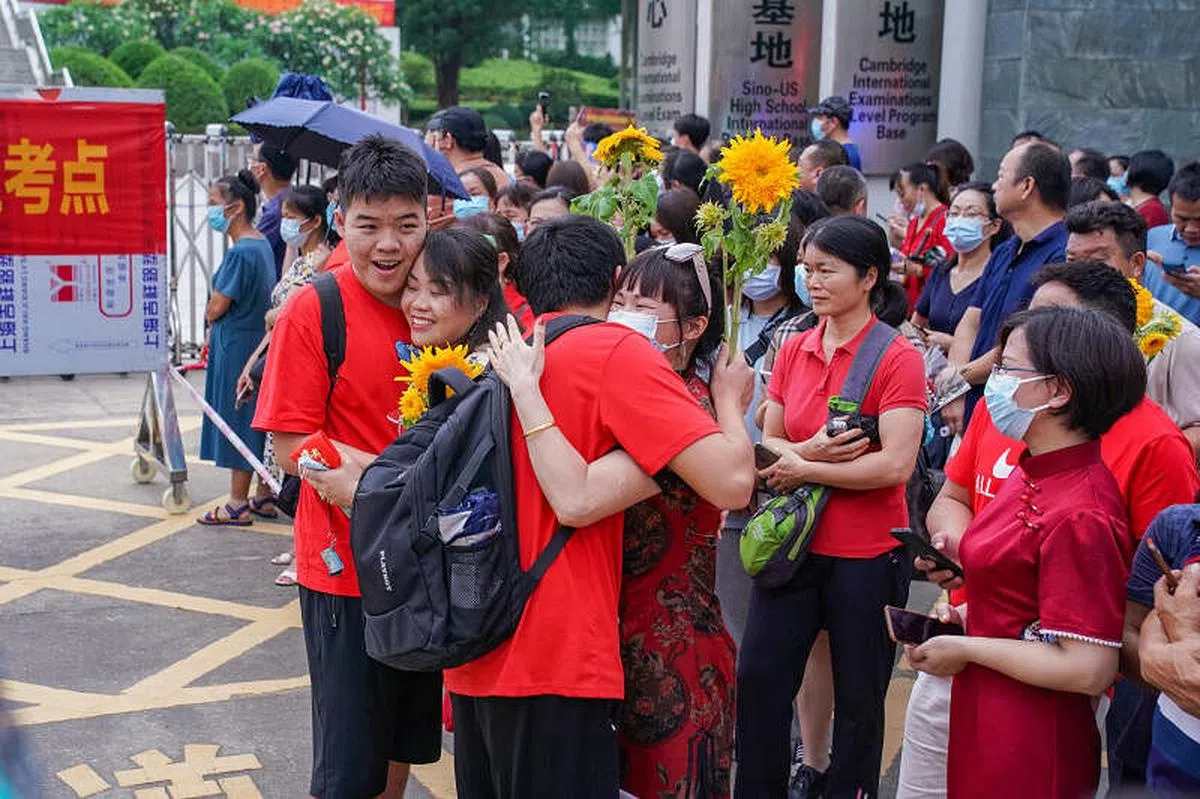 6月7日，广西南宁市第二中学凤岭校区考点，考生结束语文科目考试后与家长拥抱。（中新社）