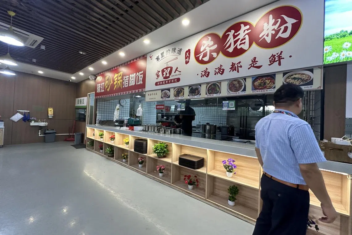 黄志山在深圳南山经营不到两个月的“杀猪粉”店在9月下旬结业。（林煇智摄）