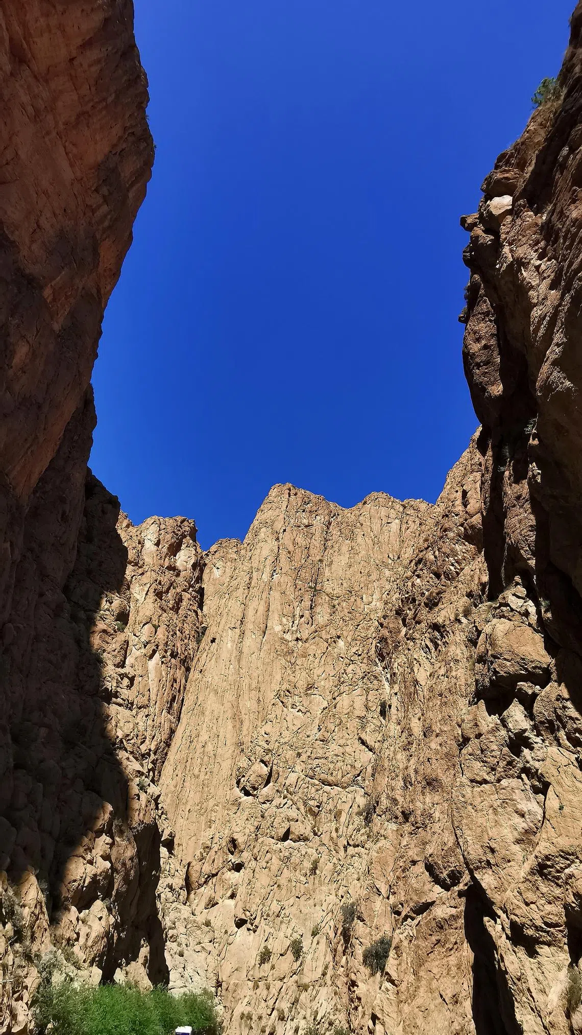 托德拉峡谷高达300多米的垂直峭壁。（许月英摄）