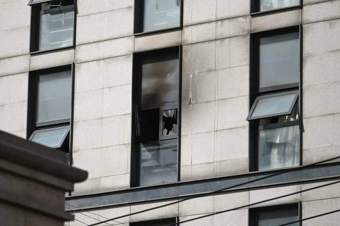 北京长峰医院在火灾中受损的窗户。（法新社）