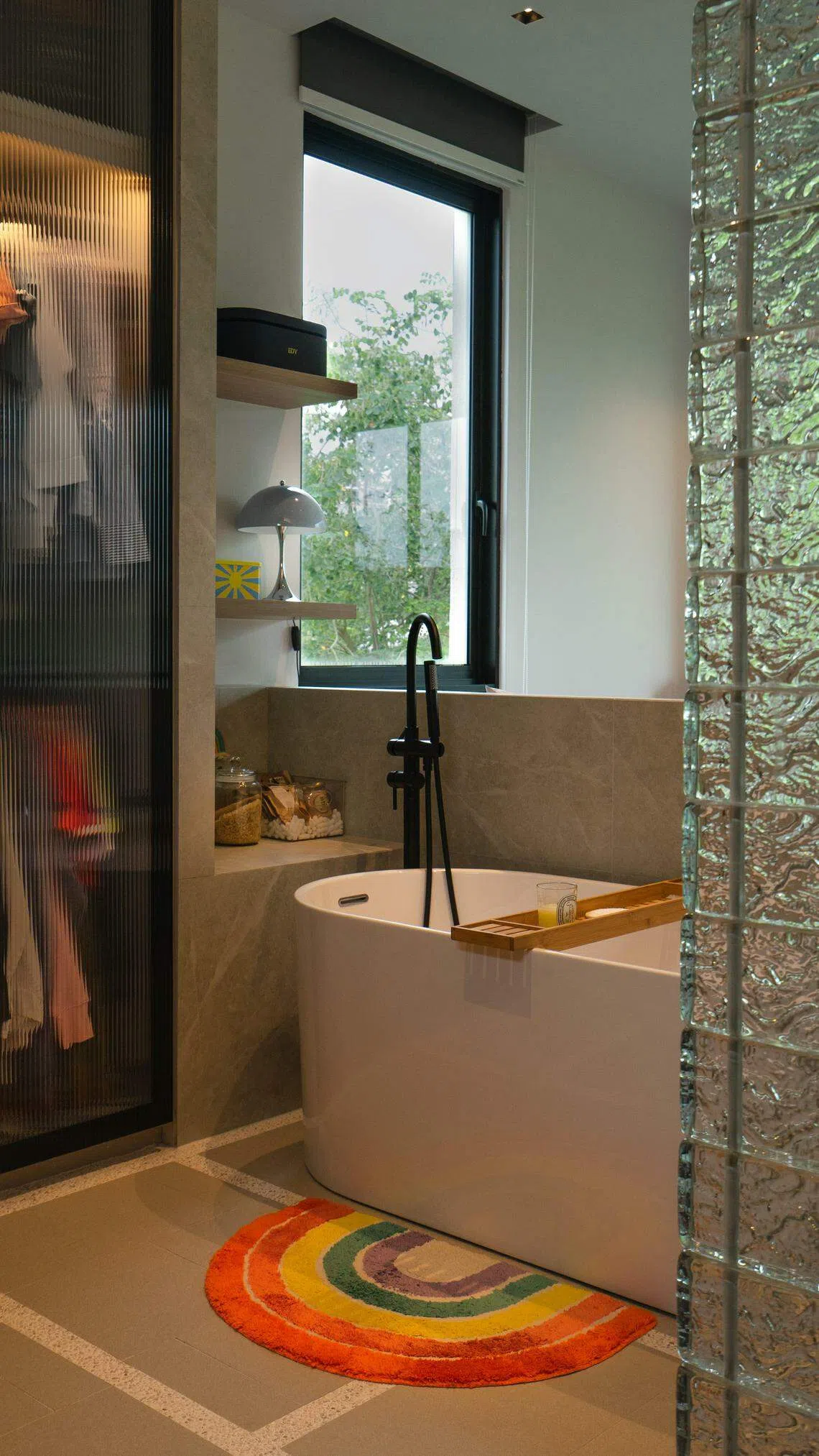 设计师从海外度假胜地汲取灵感，打通浴室和衣柜的墙壁，将浴缸摆在后面，制造一种户外浴缸的假象。（PI Architects提供）