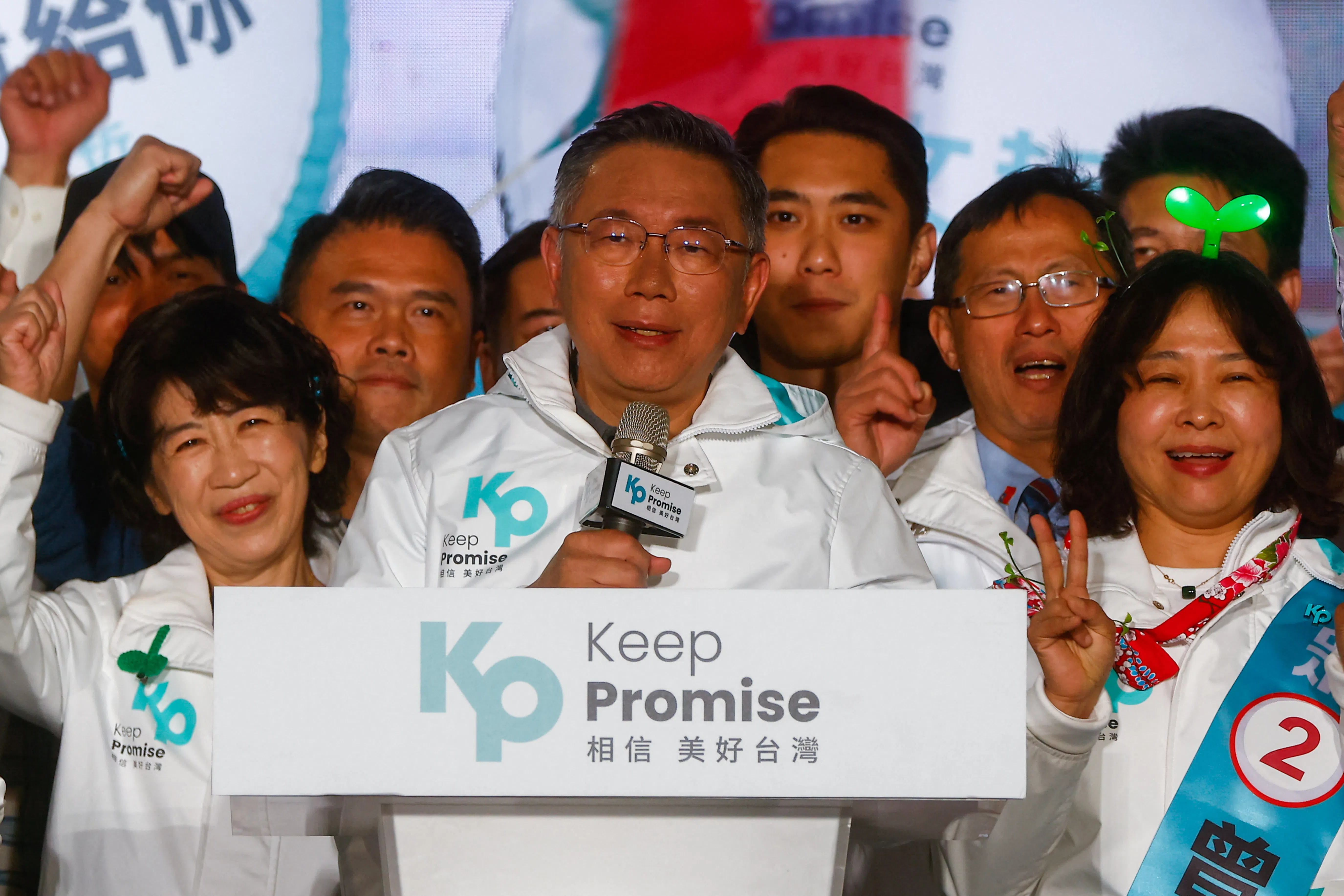 民众党总统候选人柯文哲（中）最受台湾年轻选民青睐。（路透社）