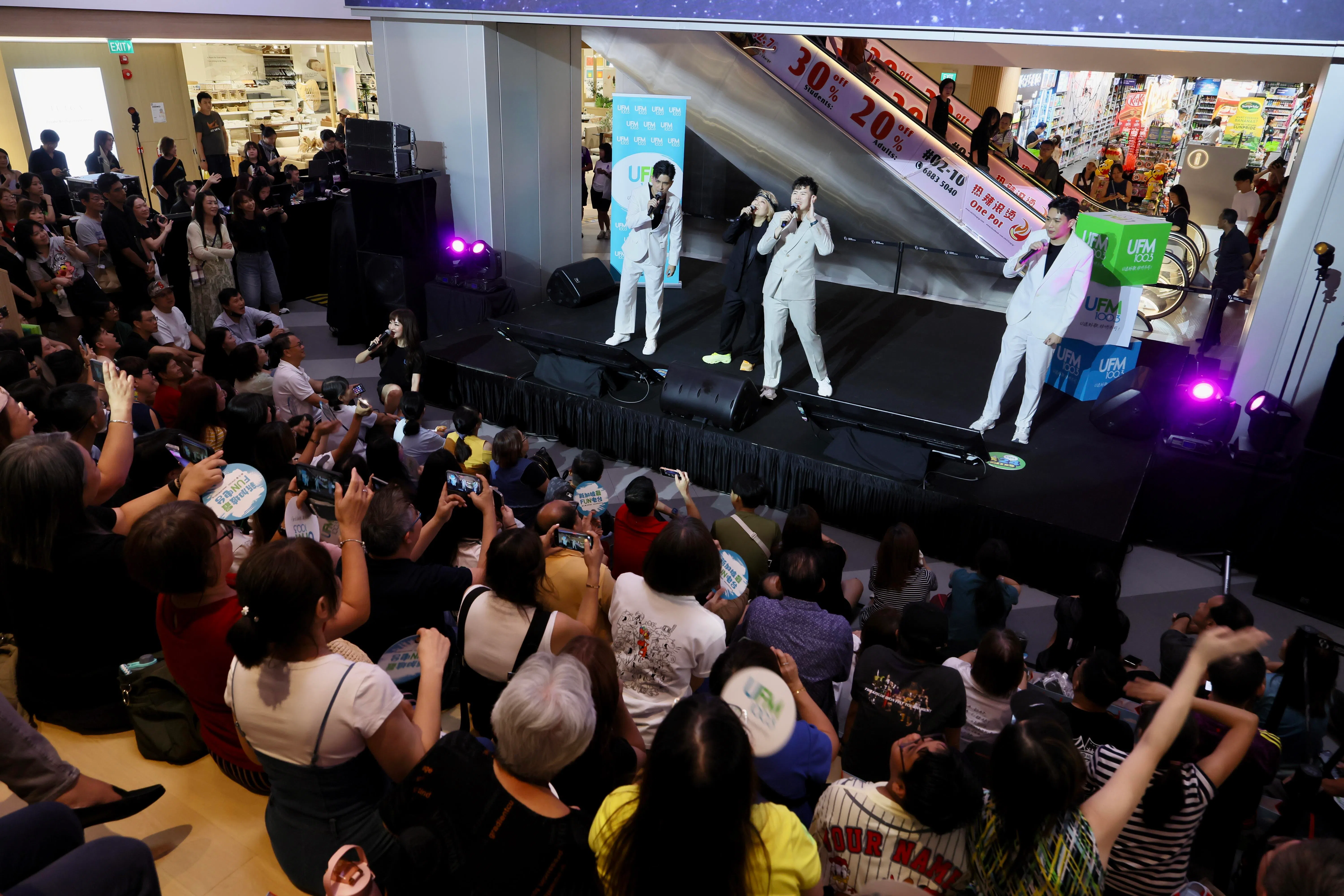 其中最令人捧腹的环节，是DJ詹靖禾（左起）、叶丽梅、张承尧和马鸿裕在公布第11名歌曲时，搞笑变身为“电台F4”合唱《流星雨》。（龙国雄摄）