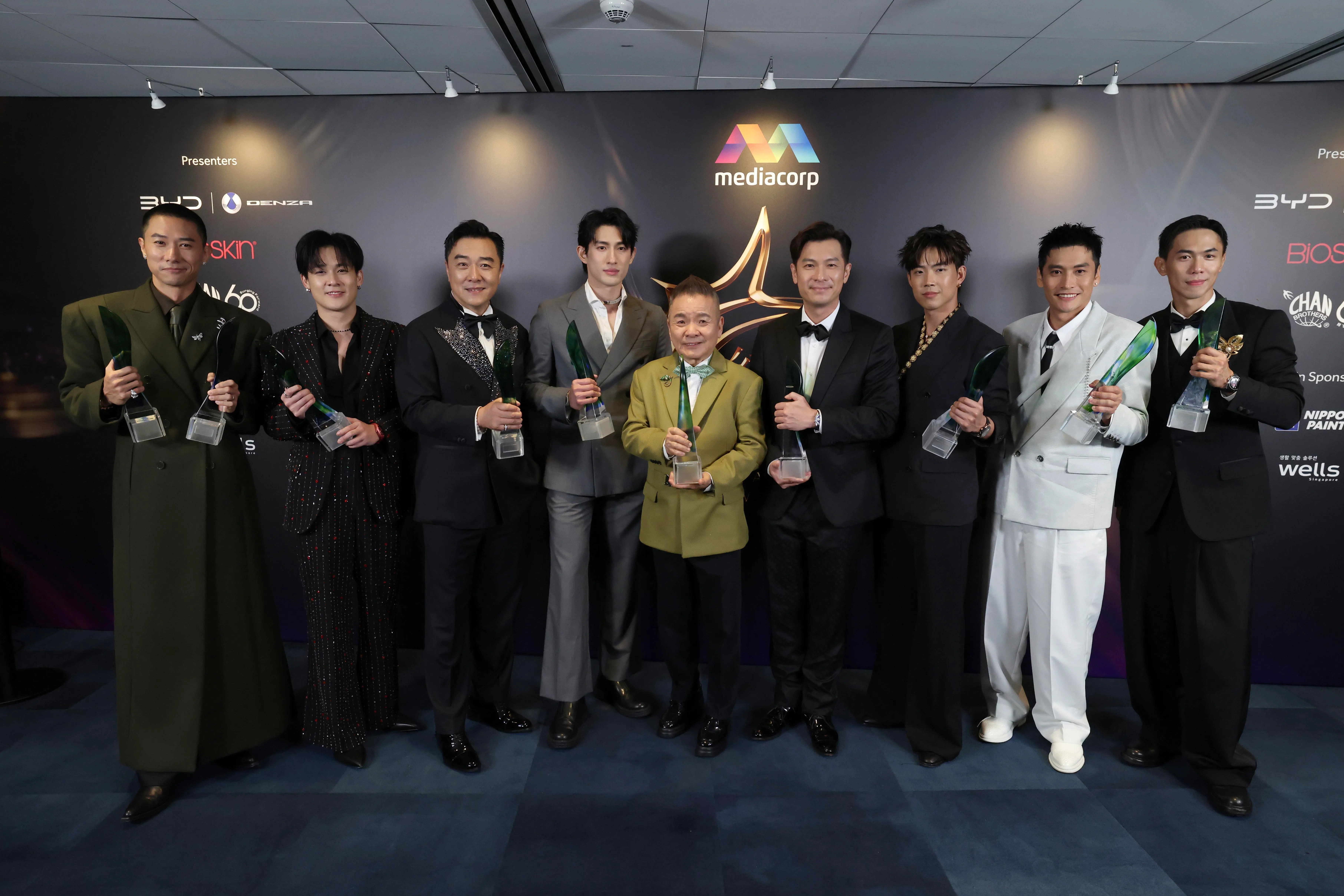 “红星大奖2026”十大最受欢迎男艺人是陈泂江（左起）、许瑞奇、郭亮、孙政、陈建彬、陈泓宇、陈丰谚、Jeff Goh（吴万隆）和张奕恺。获颁十大的徐彬不在合照中。（郑一鸣摄）