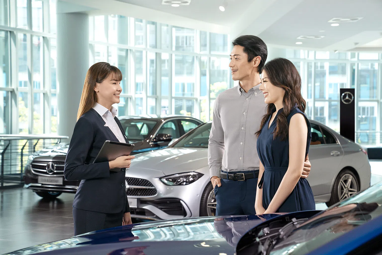 合发的专业销售人员，讲解车子的每一个细节如数家珍。（图/合发提供）