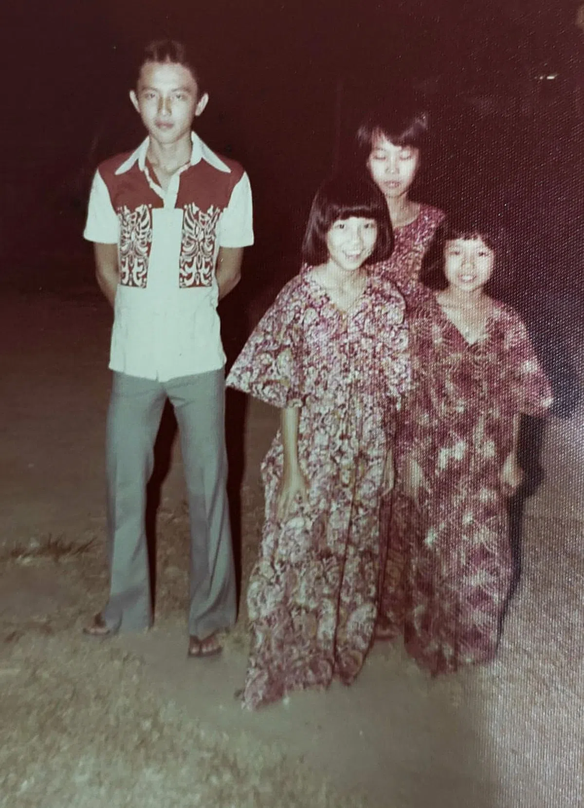 陈安顺（后排右）与哥哥及妹妹们小时候常穿父亲工厂印制的峇迪服装。（陈安顺提供）