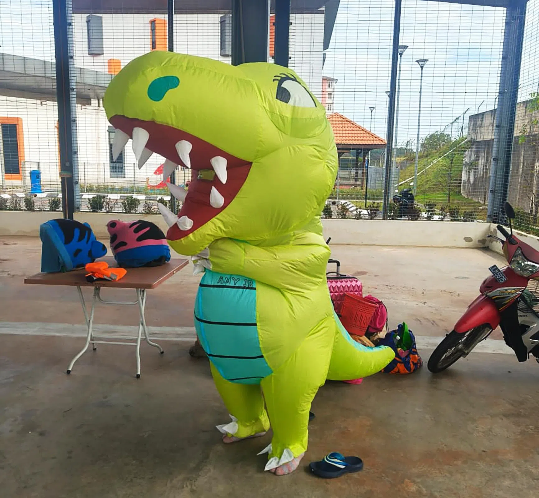 柔佛州在斋戒月期间突然涌现“卡通人偶乞丐”，其中一人穿着恐龙卡通人偶服装行乞，遭社会福利局官员扣查。（取自柔佛州社会福利局脸书）