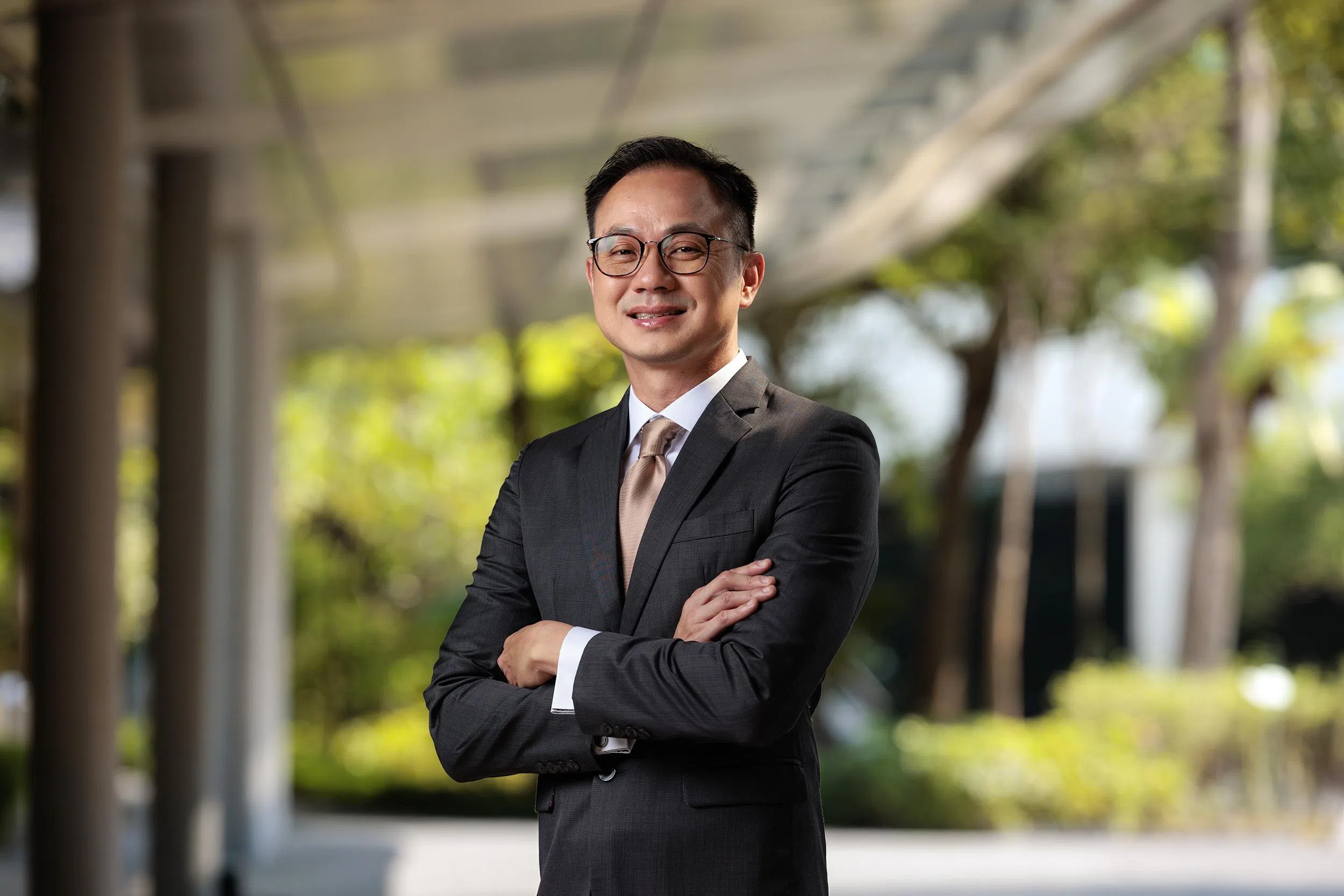 新加坡科技设计大学首席策略及设计与人工智能官潘竞宏提醒员工改变心态，让自己从“AI使用者”变为“AI创造者”，借助AI持续创造独特价值。潘竞宏也是李光耀创新城市研究中心总监。（新科大提供）