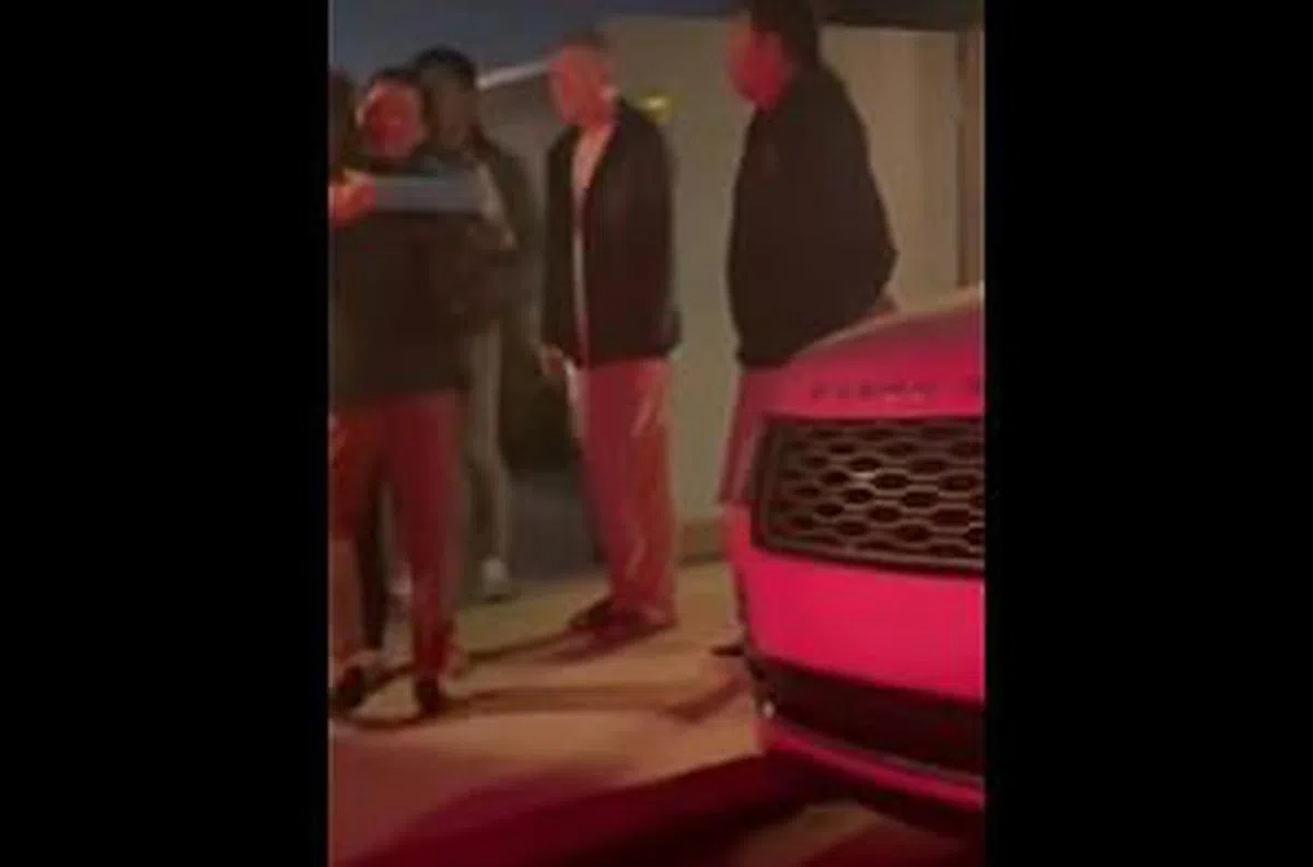 网传画面中，中国知名导演冯小刚与妻子徐帆于美国豪宅前送客。（视频截图）