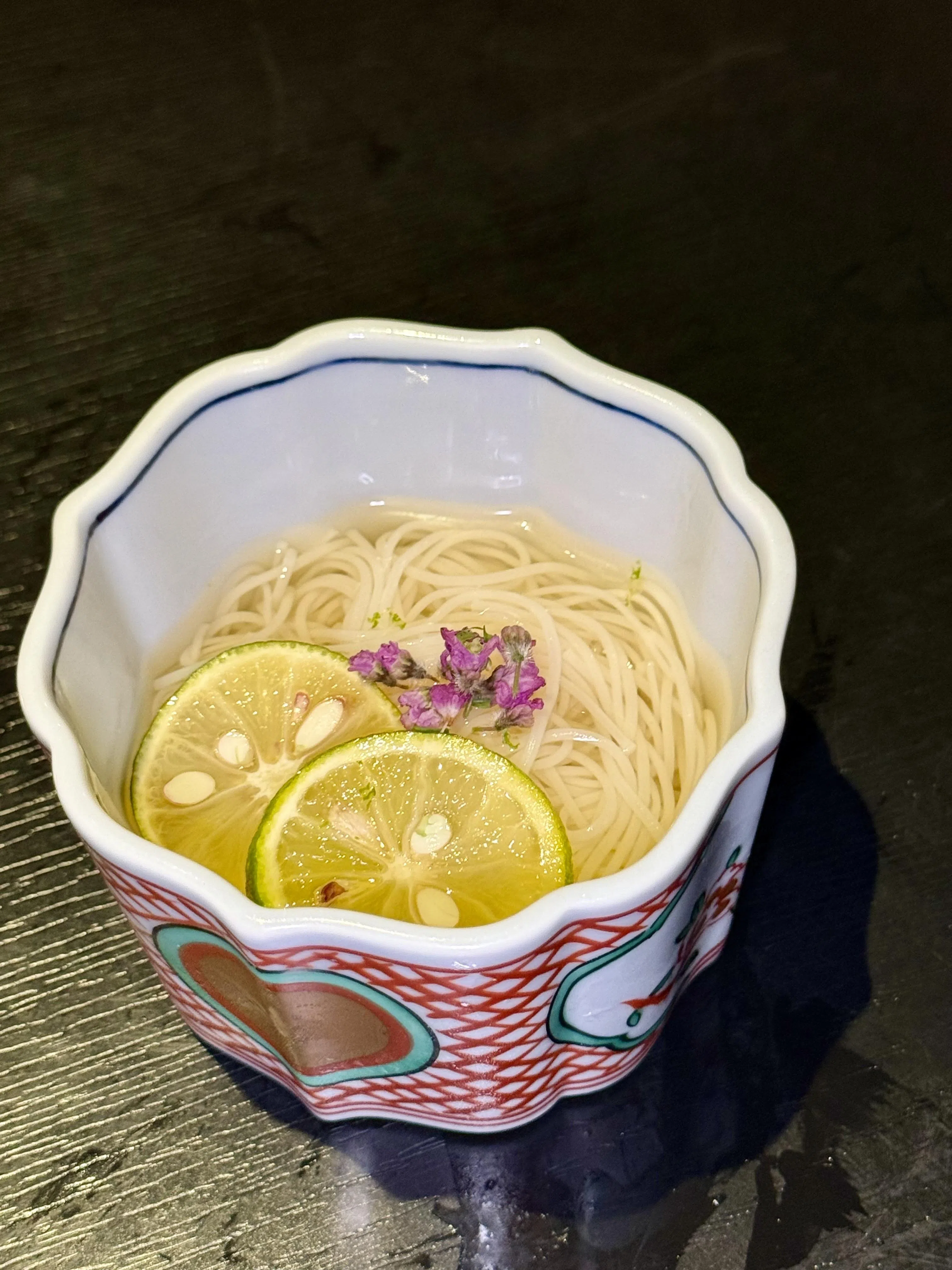 冷素面融入香橘清香，口感清爽。（叶晓虹摄）