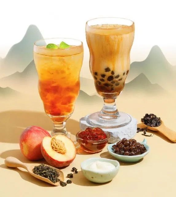 鼎泰丰新推出的大红袍奶茶配珍珠（右）和四季茶配桃胶（左）。（互联网）