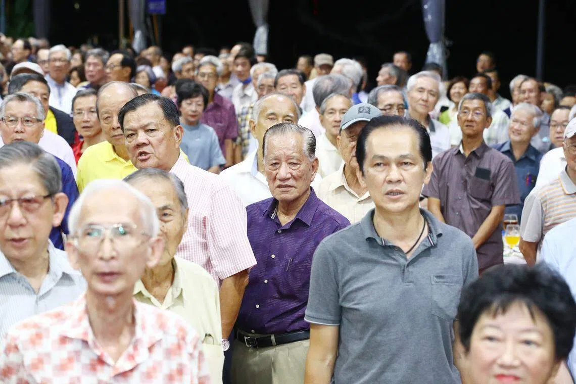 重投母校温暖的怀抱，唱响校歌之际，仿佛又回到了年少时光。（华中校友会提供）