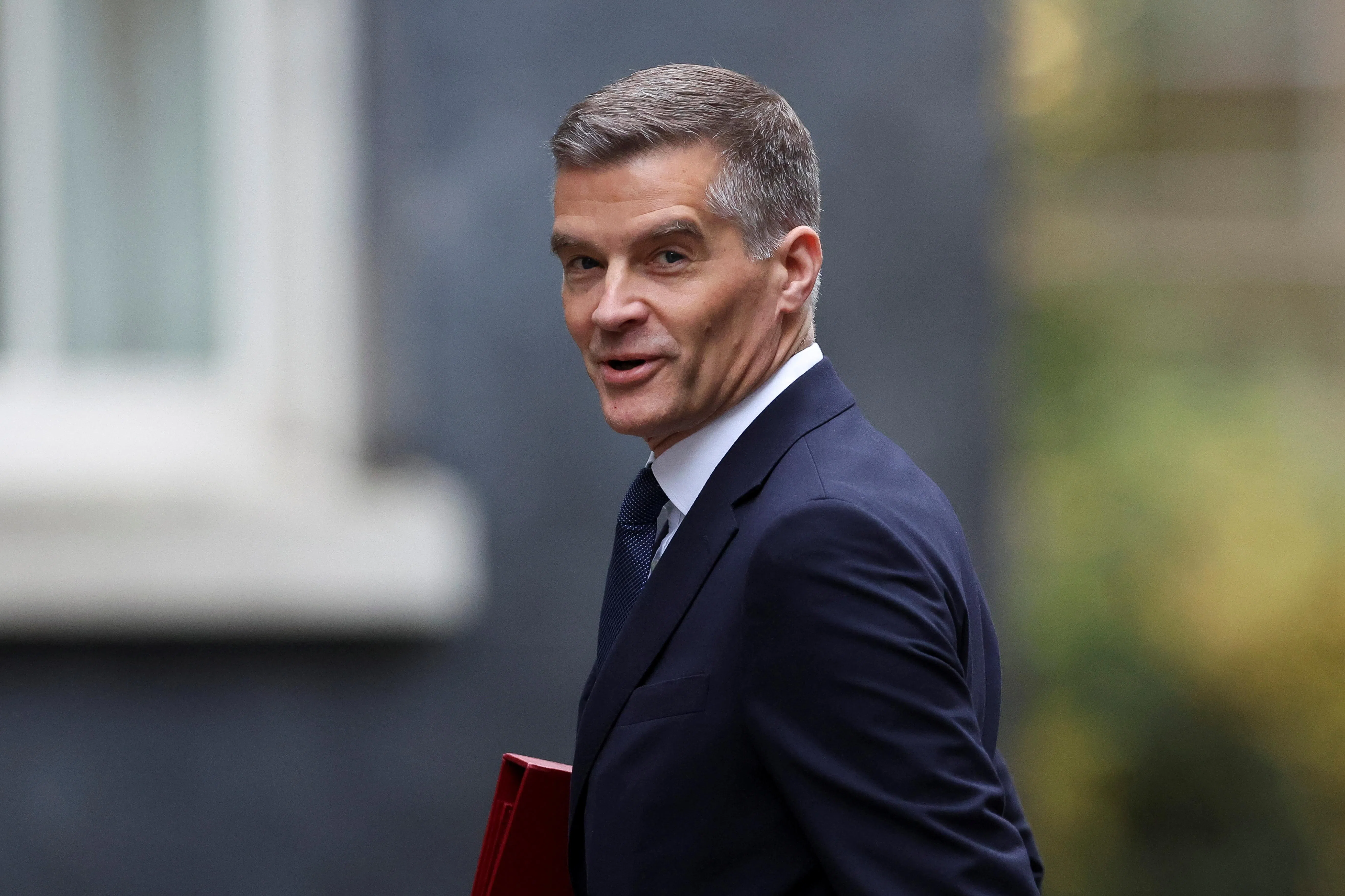 英国交通部长马克·哈珀指出，修复全国道路，将让驾车者能享受更顺畅地出行。（路透社）