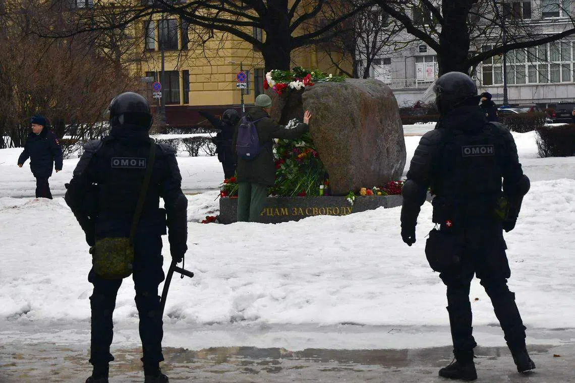 多名镇暴警察星期六（17日）驻守在圣彼得堡悼念遭政治迫害者的纪念碑周围，密切监视每一名前去献花的民众。（法新社）