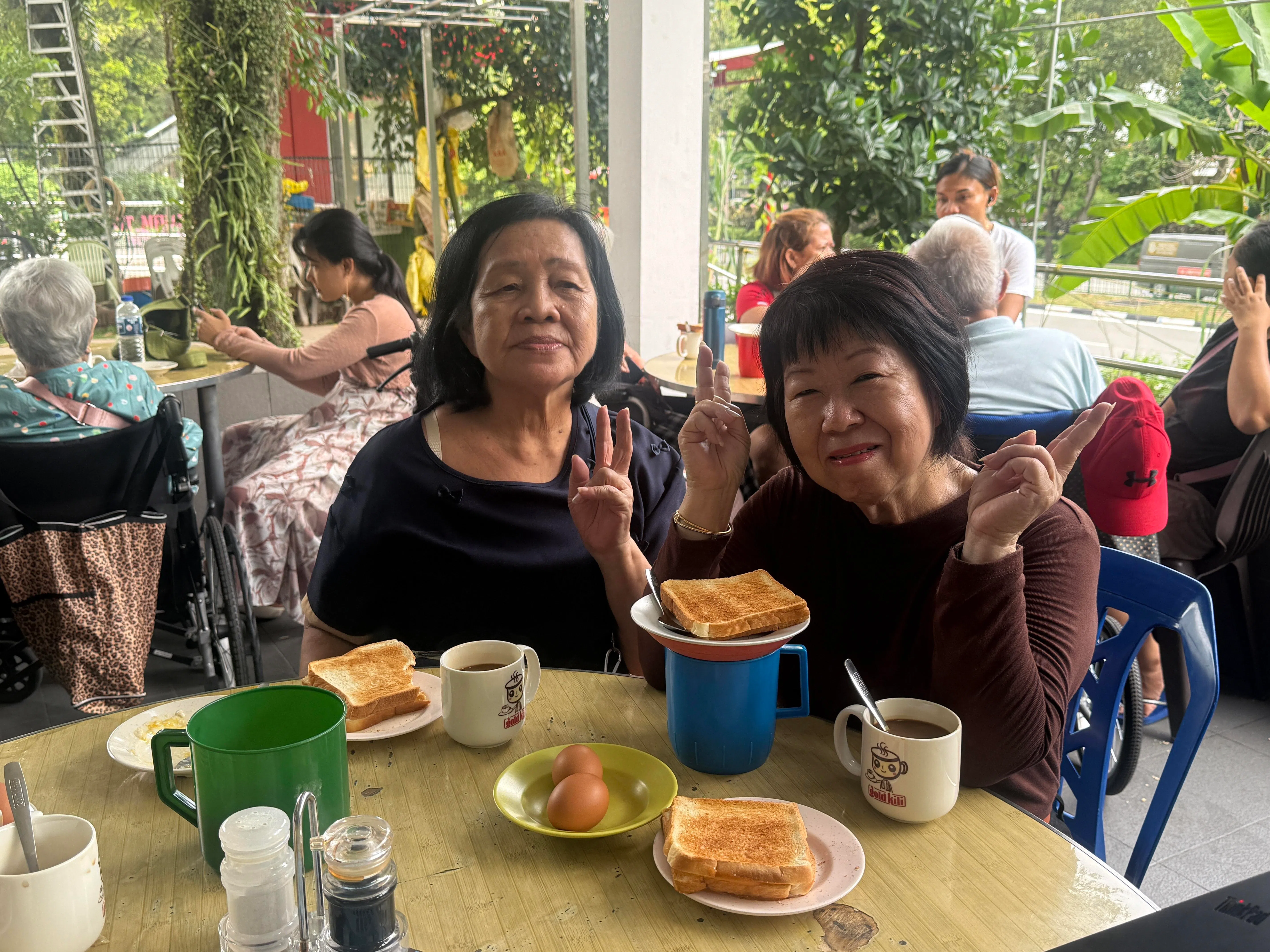 李春来（左）和阮少琄三四年前在活跃乐龄中心认识。（张凯倩摄）