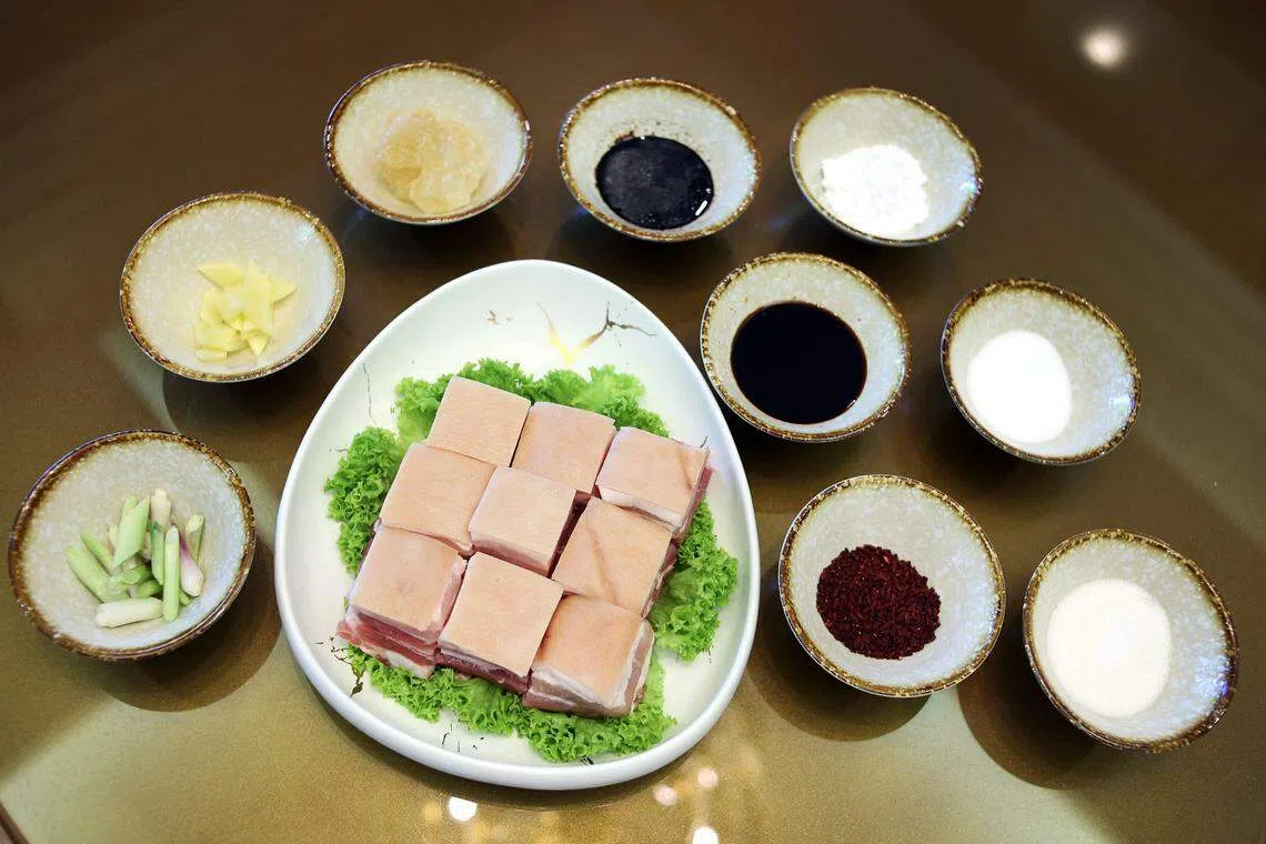 烹煮外婆红烧肉所需的食材。（萧紫薇摄）