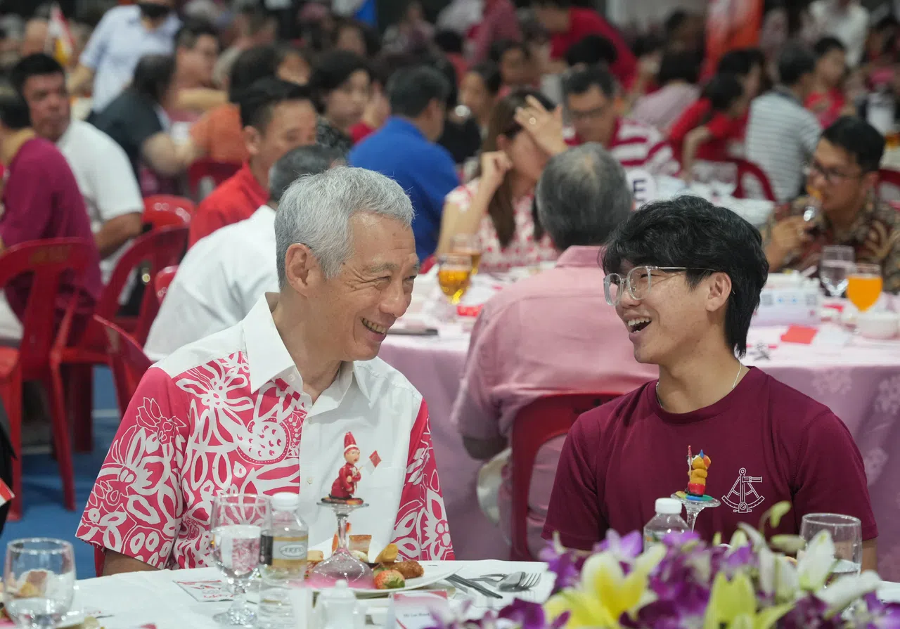 宏茂桥德义区星期六举行国庆晚宴，宏茂桥集选区议员、国务资政李显龙（左）在晚宴开始前，与跟他同桌的晚宴筹委会联合主席梁呁禓（右）聊天。（谢智扬摄）