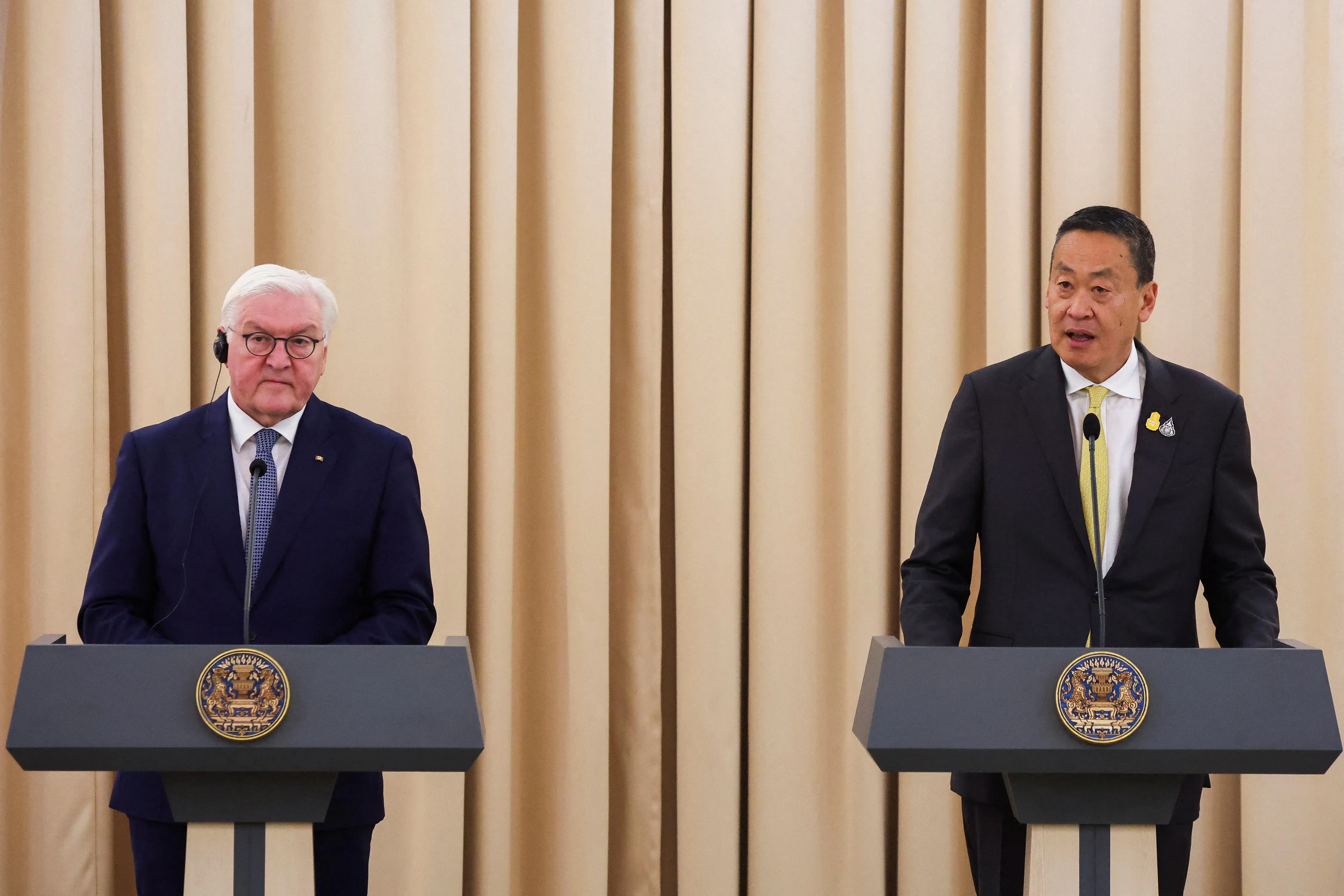 泰国首相社德他（右）希望推进与柬埔寨一起开发有争议海域油气资源的谈判，国内保守派却施压要他先解决与柬方在海上的主权争议。图为今年1月，社德他与到访的德国总统施泰因迈尔在曼谷召开联合记者会。（路透社）