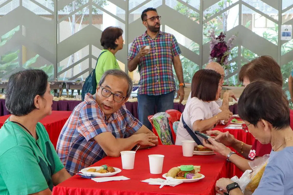 工人党议员今年2月15日走访Tampines GreenGem新组屋，与该区居民联络感情。阿裕尼集选区议员毕丹星（左四）与后港区议员陈立峰（左二）同居民聊天。（取自毕丹星脸书）