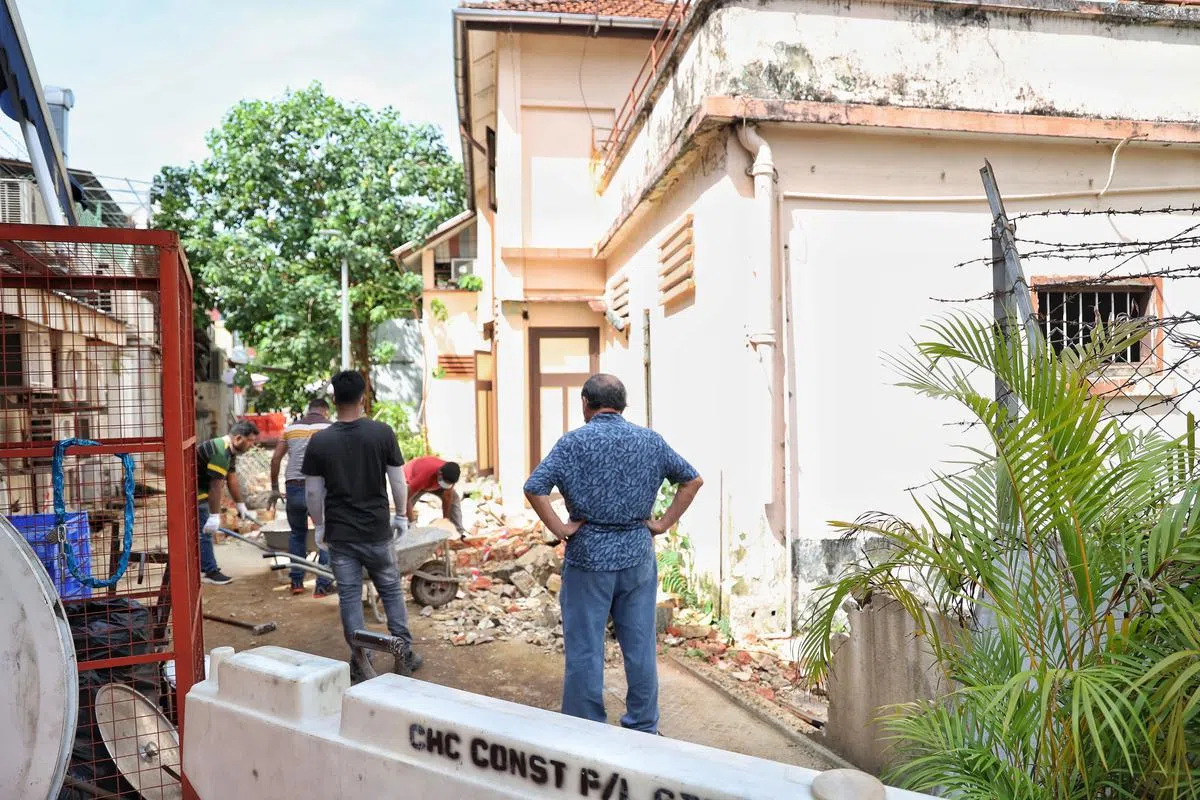 今早多名工人正在清理倒塌围墙的瓦砾。(徐颖荃摄)