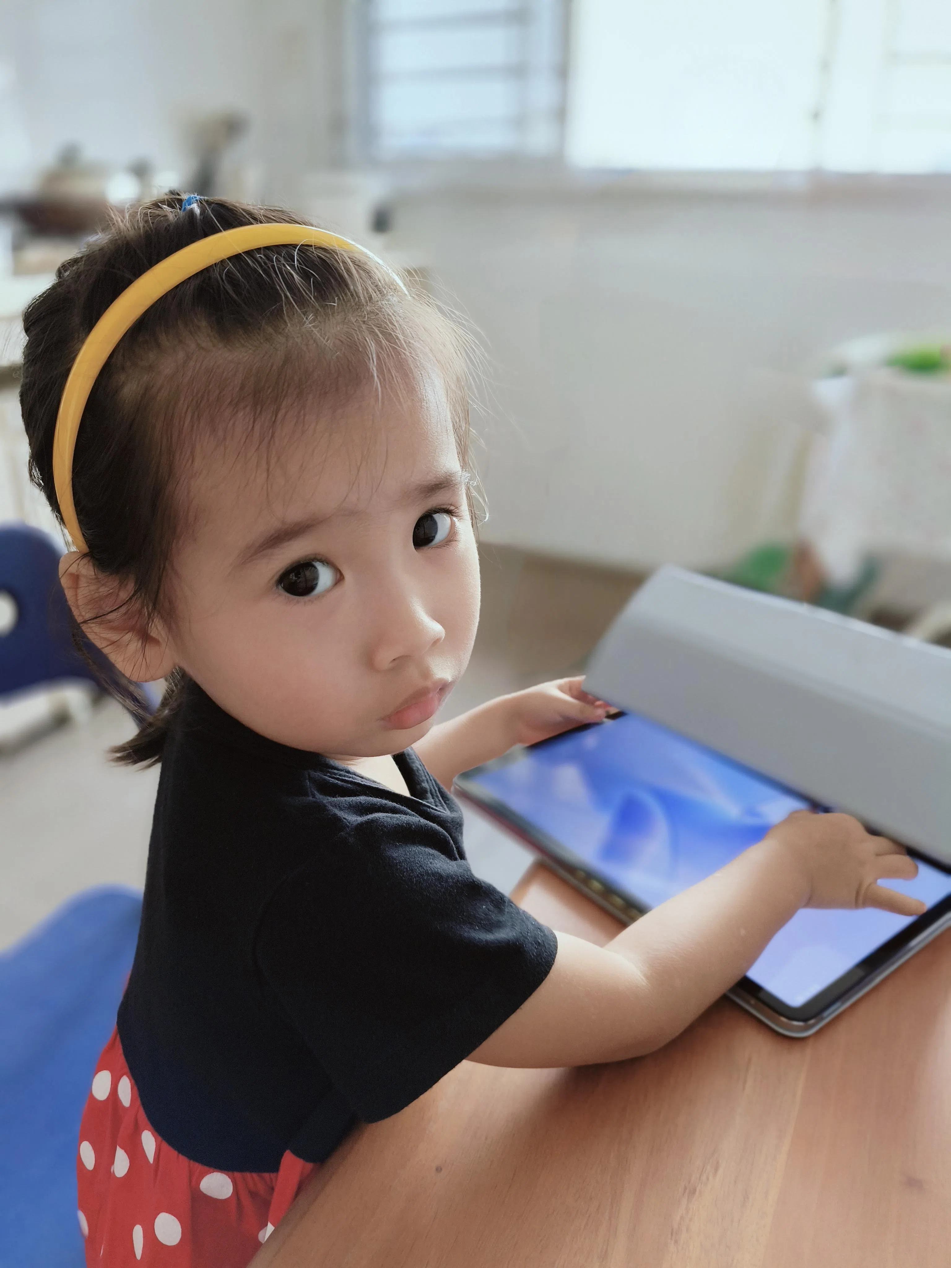 AI橡皮擦可自动识别并消除照片背景的人物。（图二）（黄少伟摄）