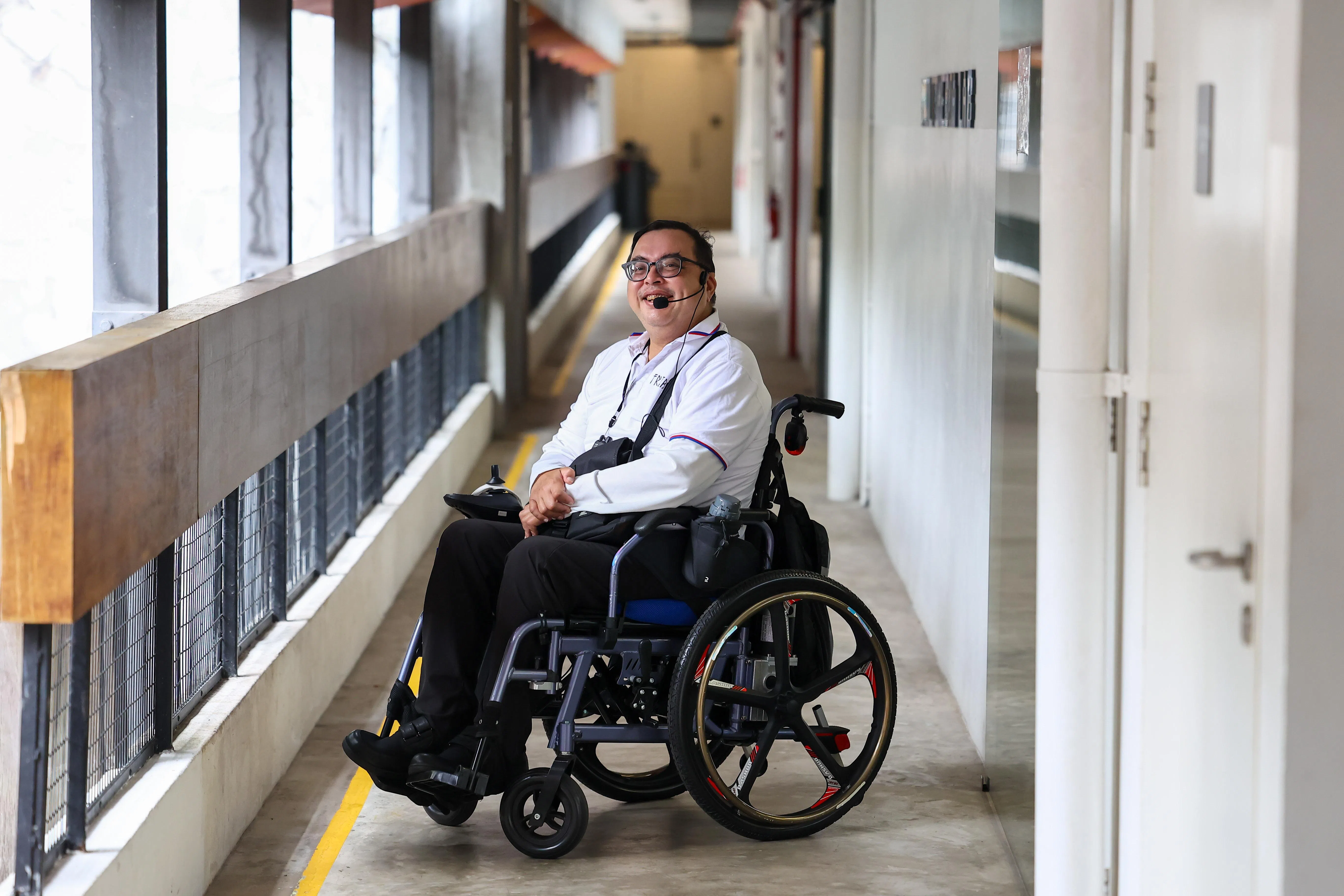 谢亚敦在第三届协立嘉年华担任导览员，通过分享自身的经历，让参与者对特需人士有所认识。（陈渊庄摄）