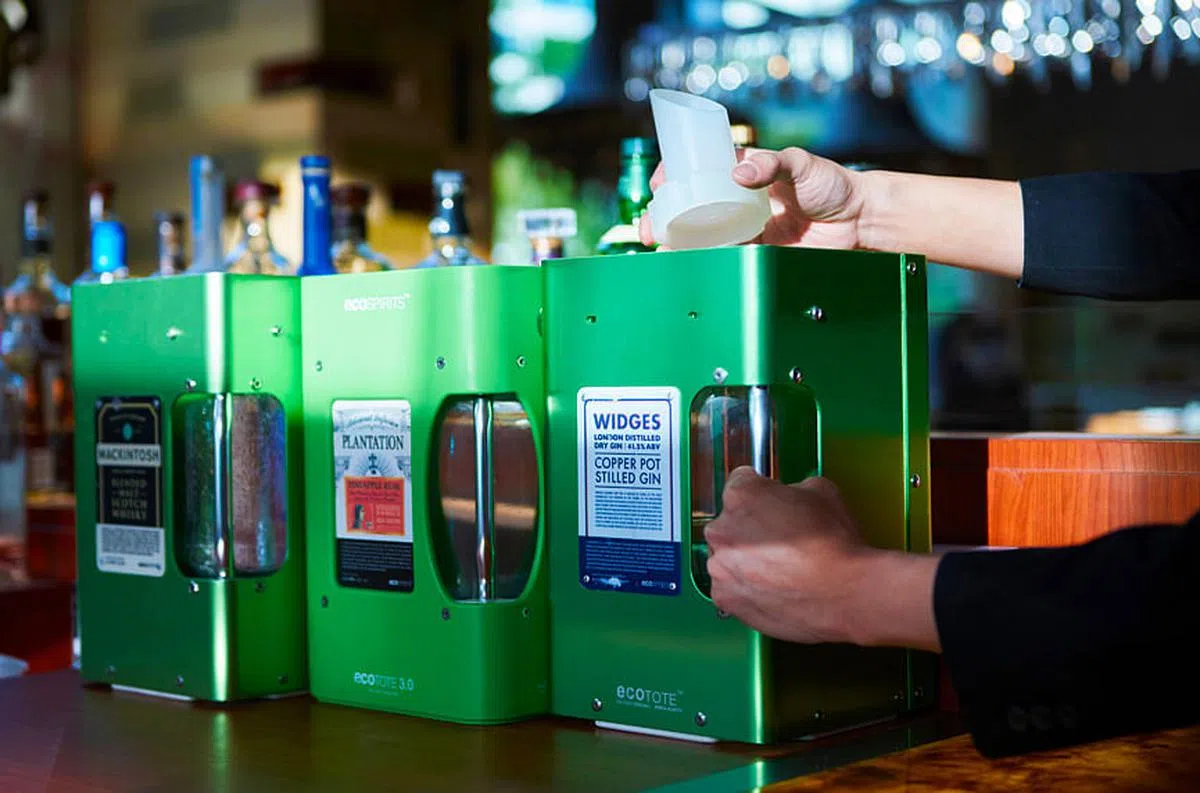 这家五星级酒店采用这个叫“爱可续”的环保酒桶，每销售出一桶酒就能协助在亚洲森林种下一棵树。（图/新报业媒体）