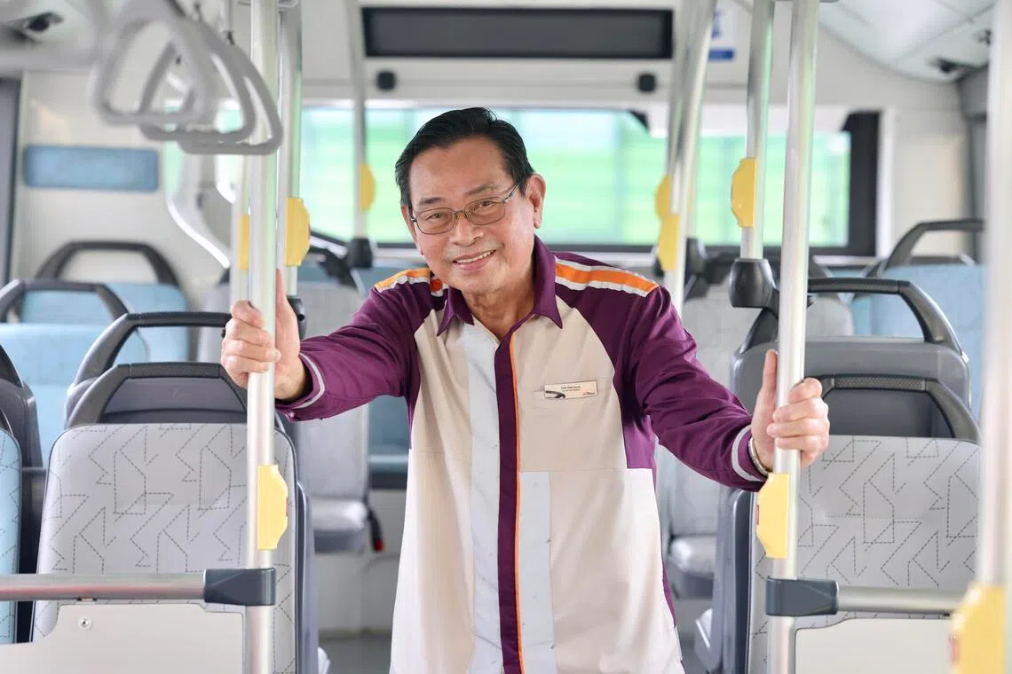 林友发24岁时加入新捷运成为巴士车长，一转眼已驾驶巴士50多年。他说，这个工作是他的饭碗，是他的兴趣热忱，车厂就像他的第二个家。（陈斌勤摄）